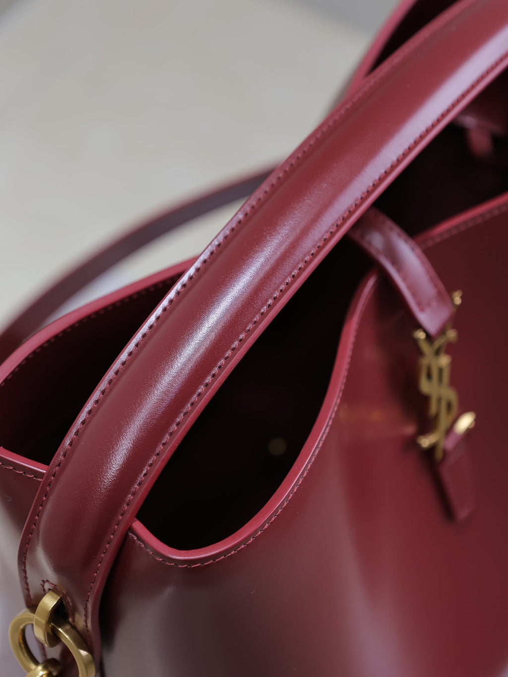 SAINT LAURENT YSL 25S LE 5 À 7 BUCKET 26 IN DARK BURGUNDY CALFSKIN GOLD HARDWRE