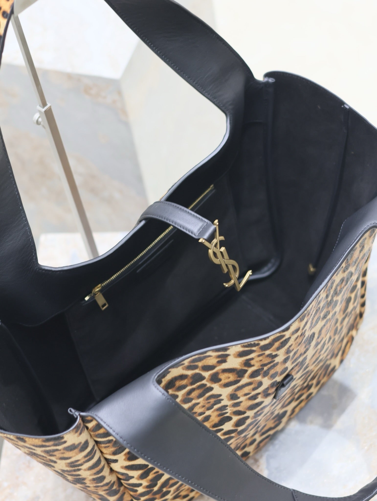 SAINT LAURENT LE 5 À 7 BEA TOTE BAG 50 IN LEOPARD PRINT LEATHER GOLD LOGO