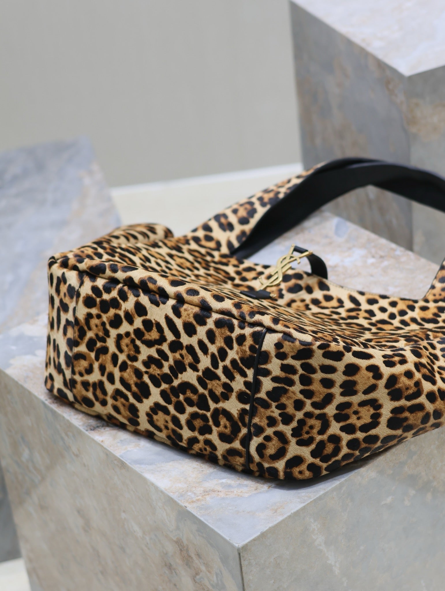 SAINT LAURENT LE 5 À 7 BEA TOTE BAG 50 IN LEOPARD PRINT LEATHER GOLD LOGO