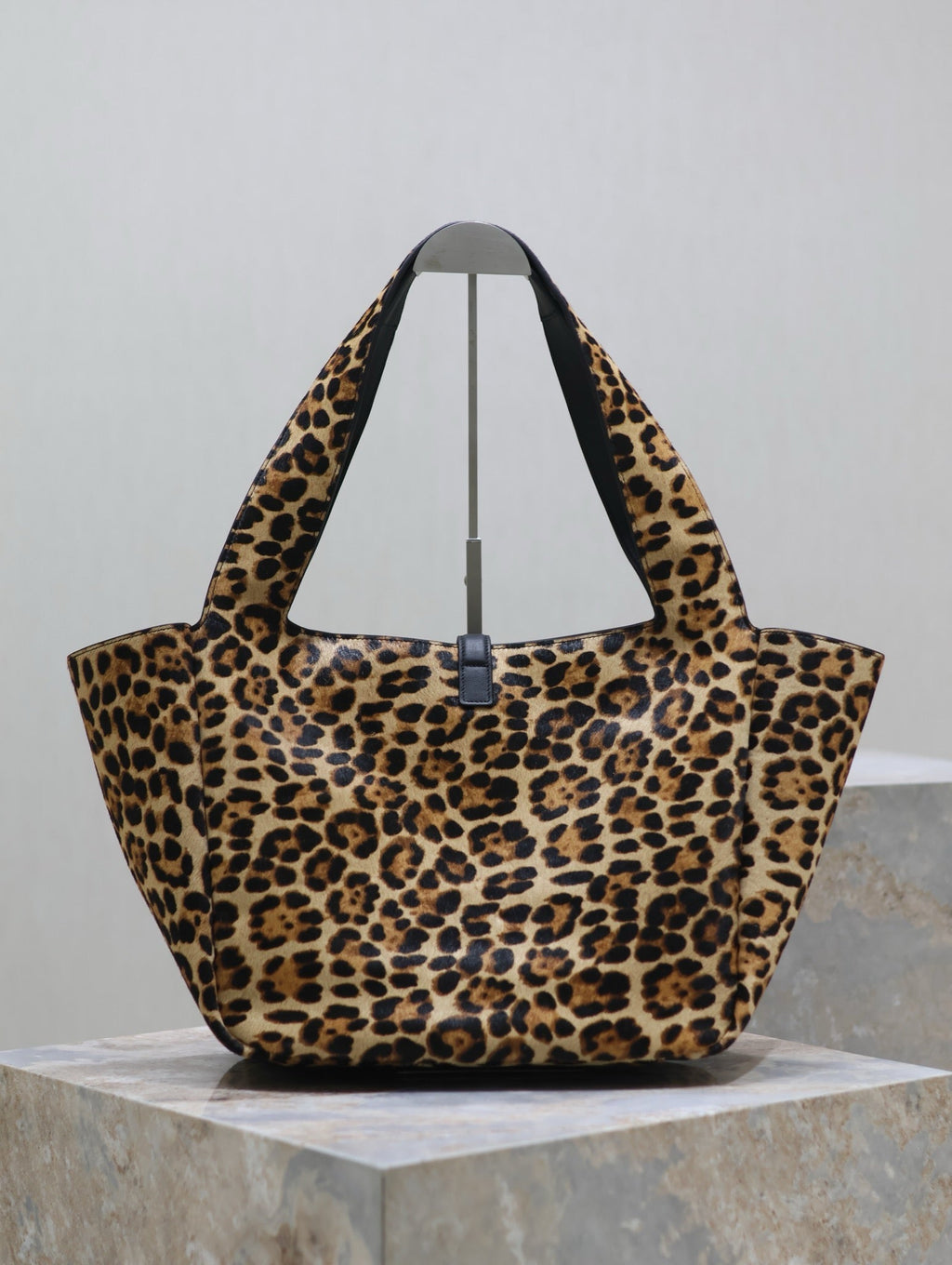 SAINT LAURENT LE 5 À 7 BEA TOTE BAG 50 IN LEOPARD PRINT LEATHER GOLD LOGO
