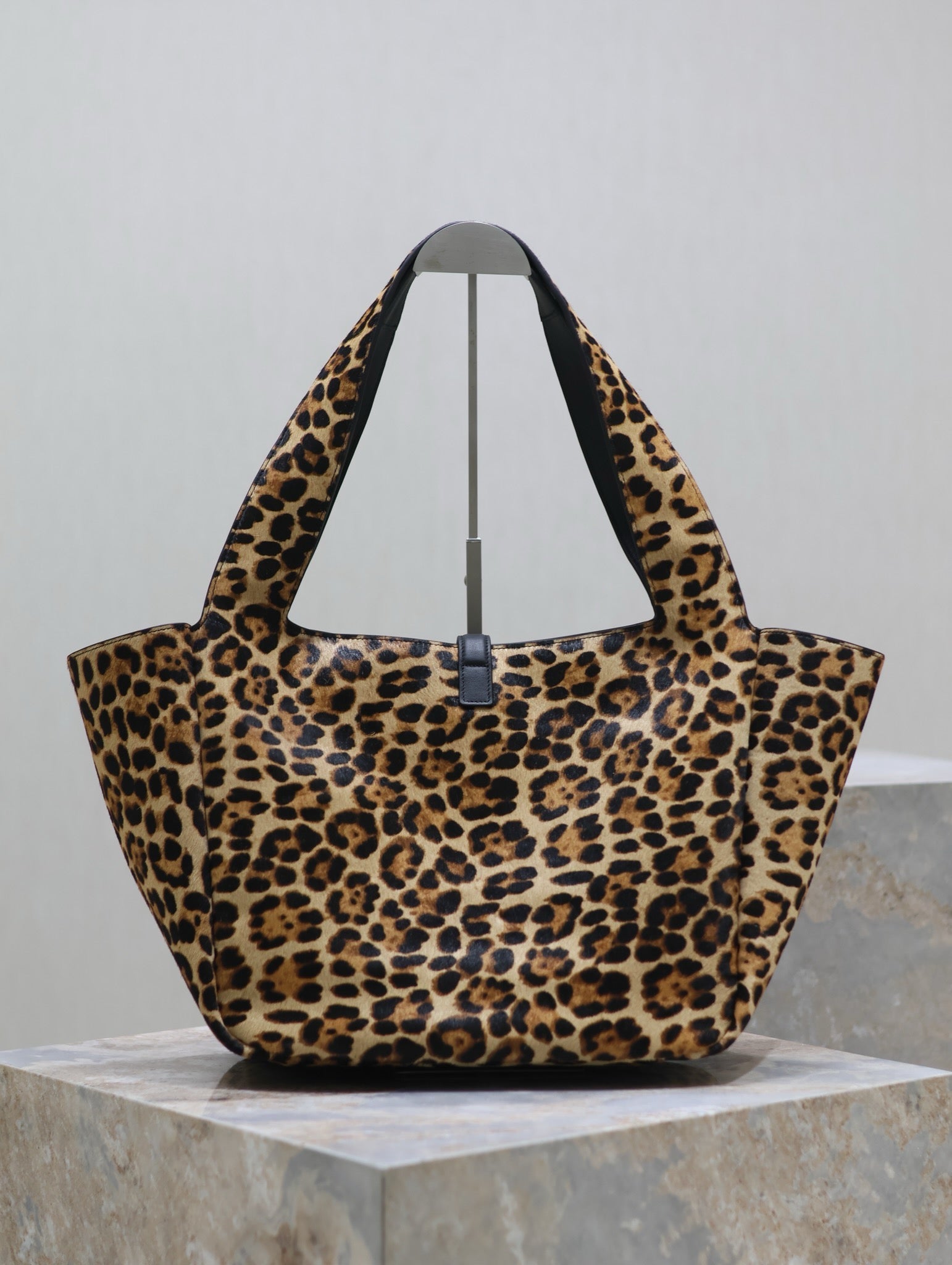 SAINT LAURENT LE 5 À 7 BEA TOTE BAG 50 IN LEOPARD PRINT LEATHER GOLD LOGO