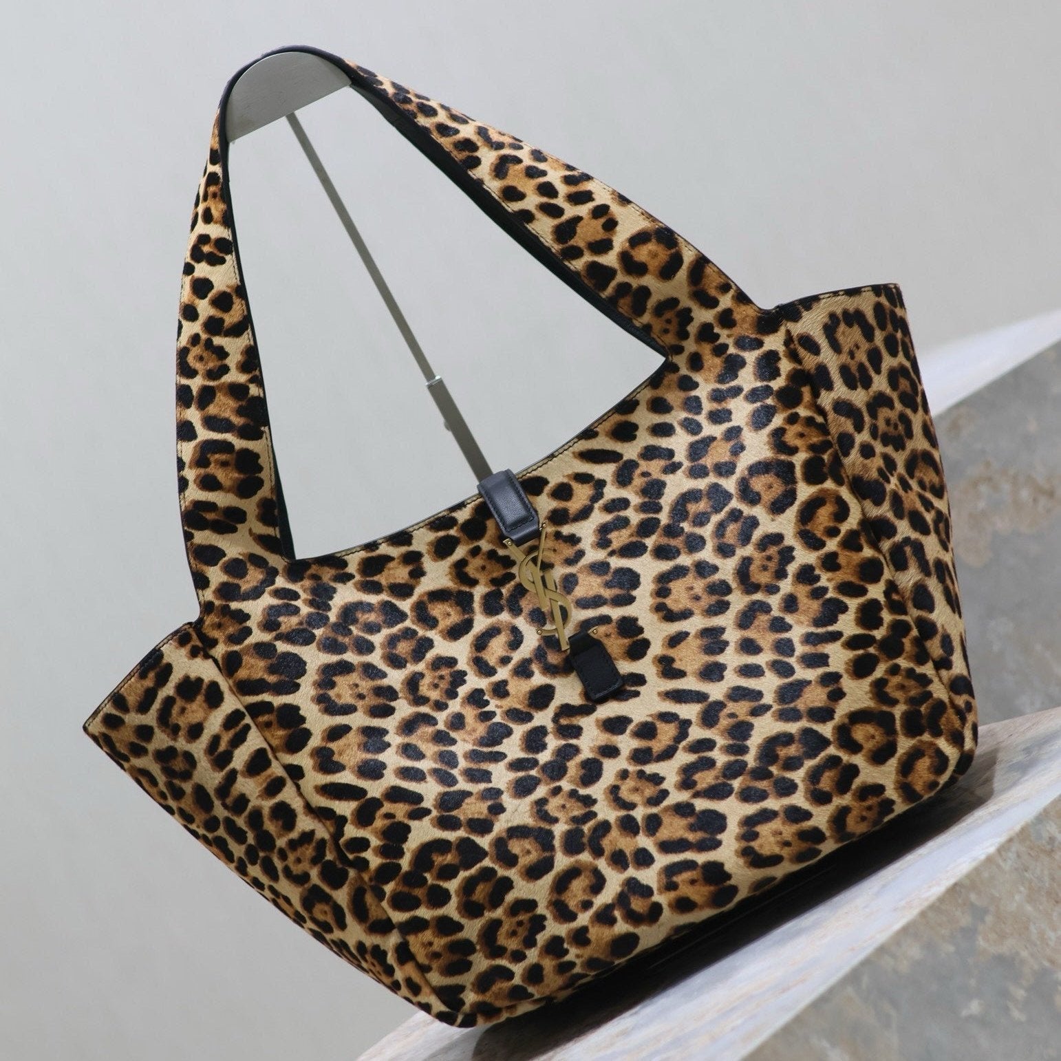 SAINT LAURENT LE 5 À 7 BEA TOTE BAG 50 IN LEOPARD PRINT LEATHER GOLD LOGO