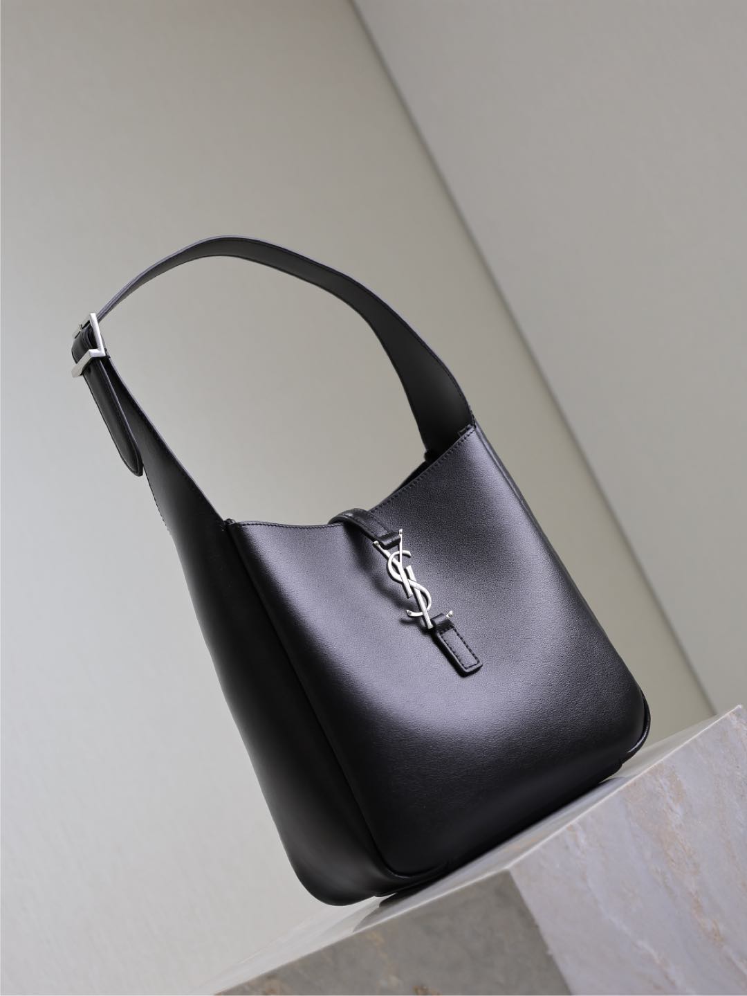 SAINT LAURENT LE 5 À 7 SUPPLE BAG 23 IN BLACK CALFSKIN SILVER BUCKLE