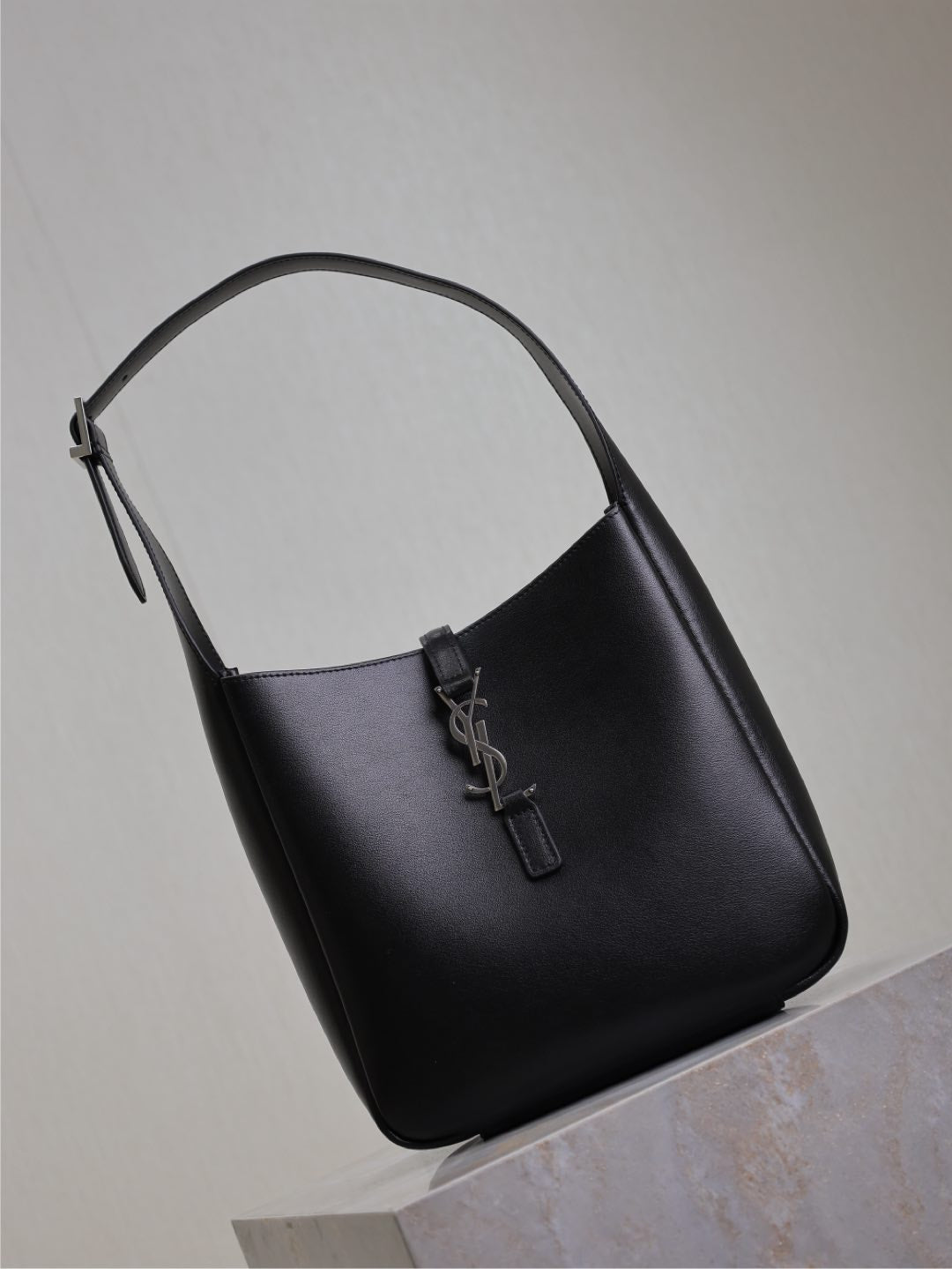 SAINT LAURENT LE 5 À 7 SUPPLE BAG 23 IN BLACK CALFSKIN SILVER BUCKLE