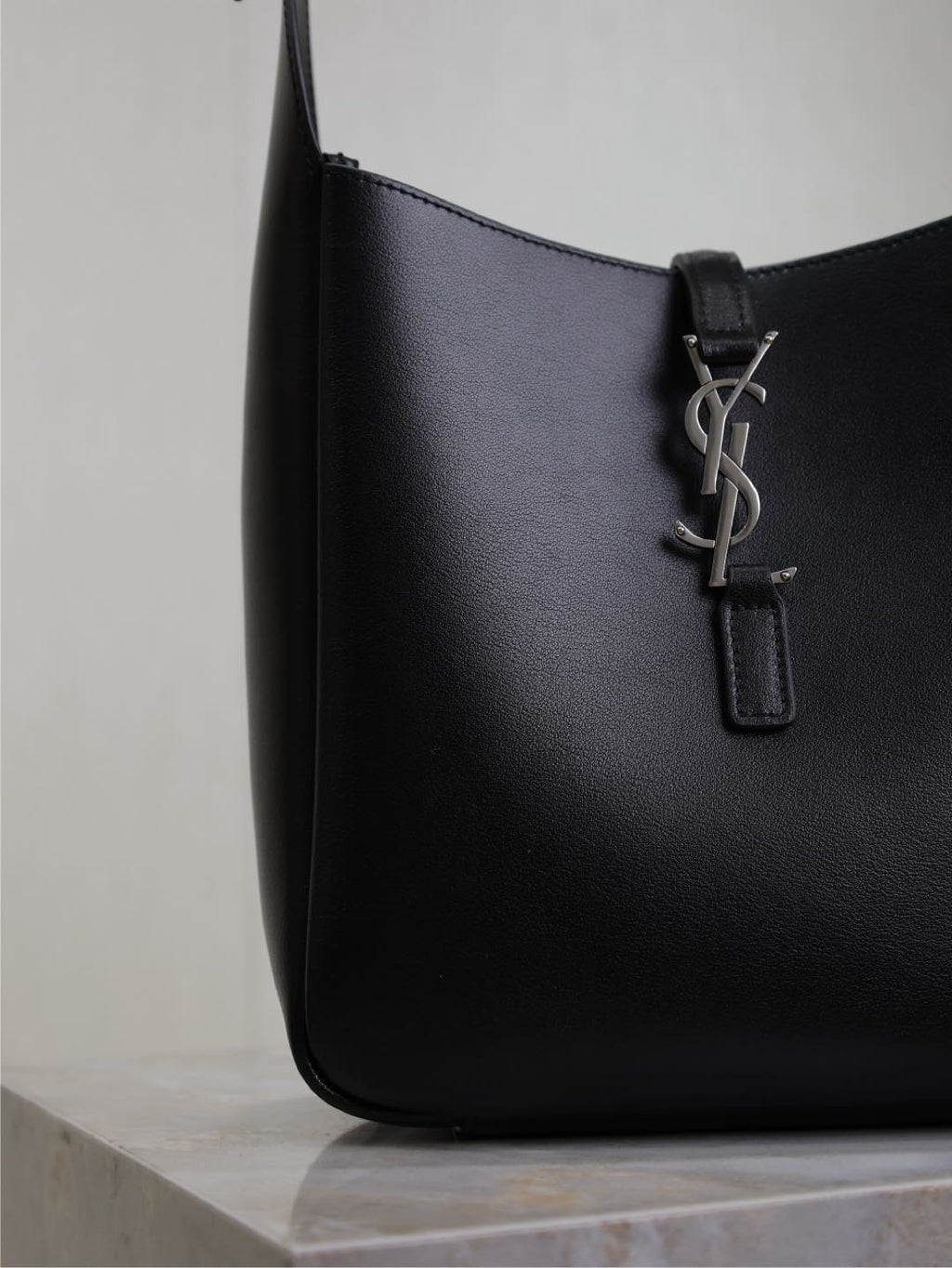 SAINT LAURENT LE 5 À 7 SUPPLE BAG 23 IN BLACK CALFSKIN SILVER BUCKLE