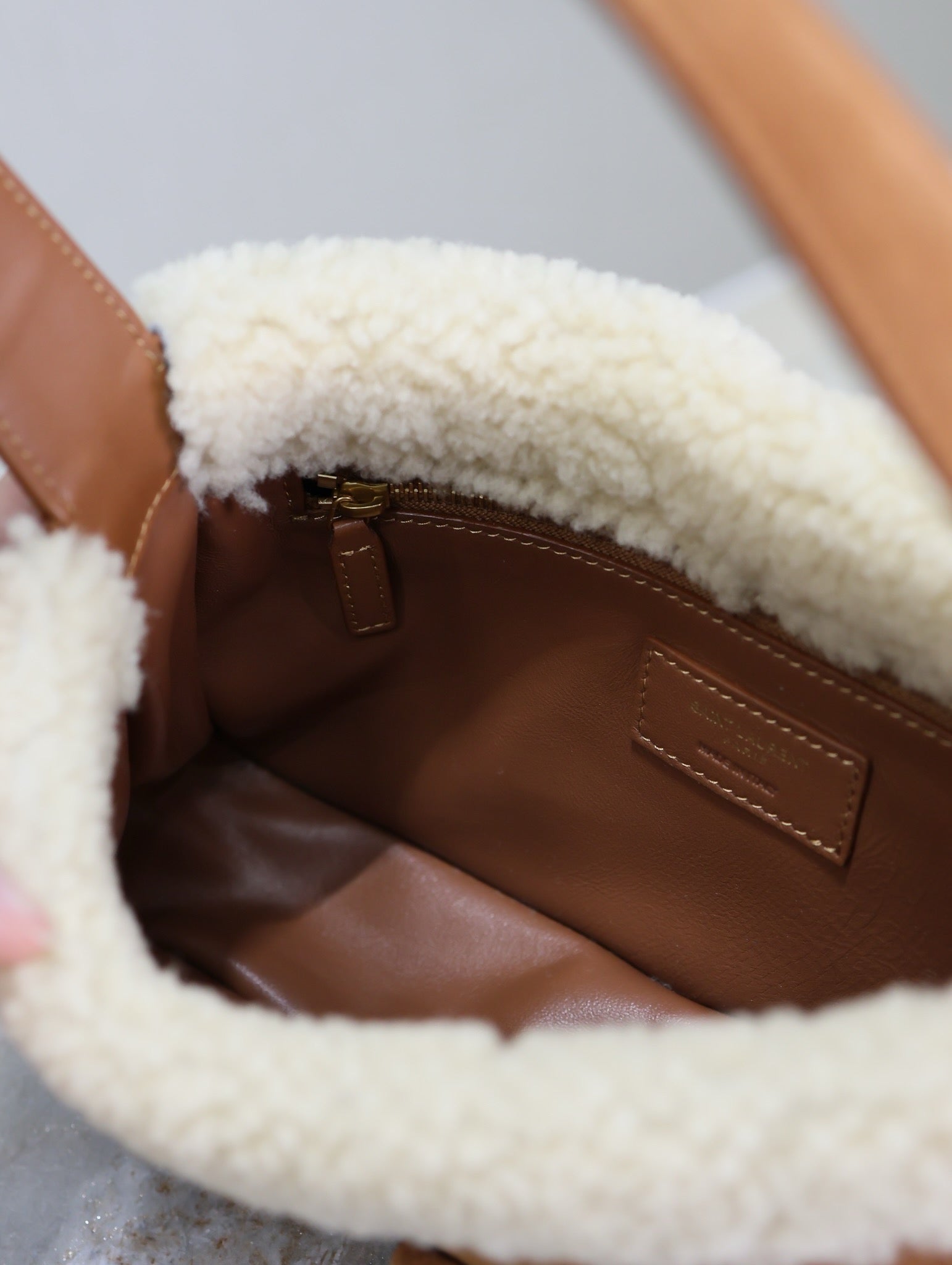 SAINT LAURENT LE 5 À 7 SHOULDER BAG 25 IN BROWNIE SUEDE AND WHITE SHEARLING TRIM