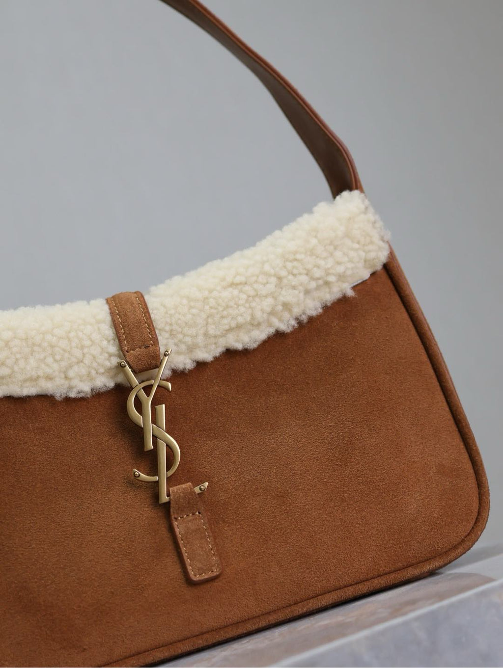 SAINT LAURENT LE 5 À 7 SHOULDER BAG 25 IN BROWNIE SUEDE AND WHITE SHEARLING TRIM