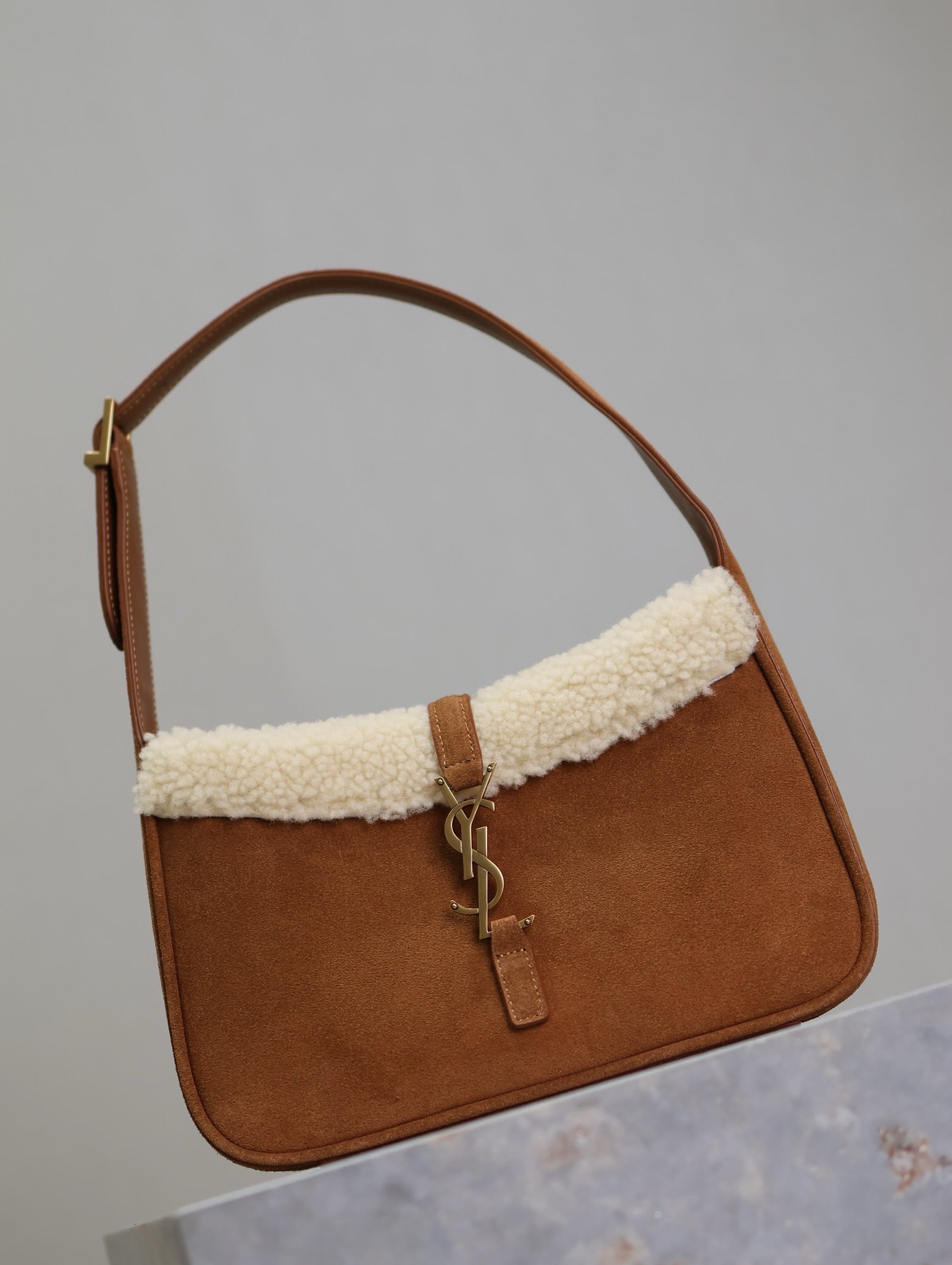 SAINT LAURENT LE 5 À 7 SHOULDER BAG 25 IN BROWNIE SUEDE AND WHITE SHEARLING TRIM