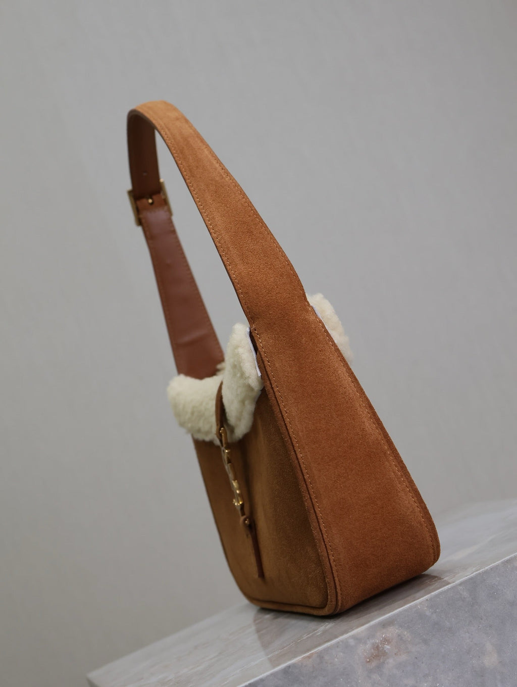 SAINT LAURENT LE 5 À 7 SHOULDER BAG 25 IN BROWNIE SUEDE AND WHITE SHEARLING TRIM
