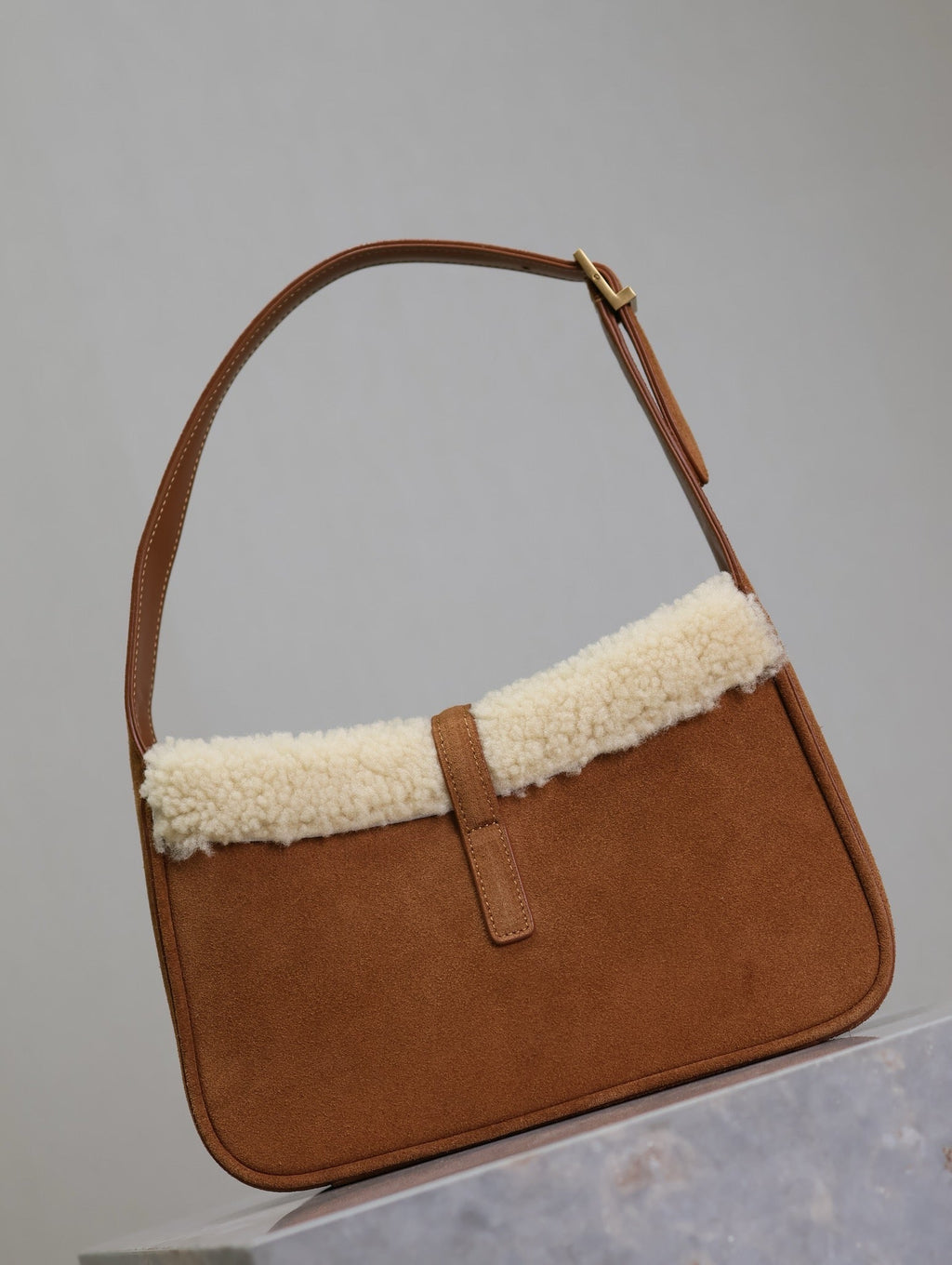 SAINT LAURENT LE 5 À 7 SHOULDER BAG 25 IN BROWNIE SUEDE AND WHITE SHEARLING TRIM