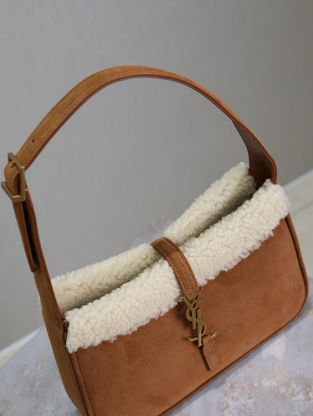 SAINT LAURENT LE 5 À 7 SHOULDER BAG 25 IN BROWNIE SUEDE AND WHITE SHEARLING TRIM