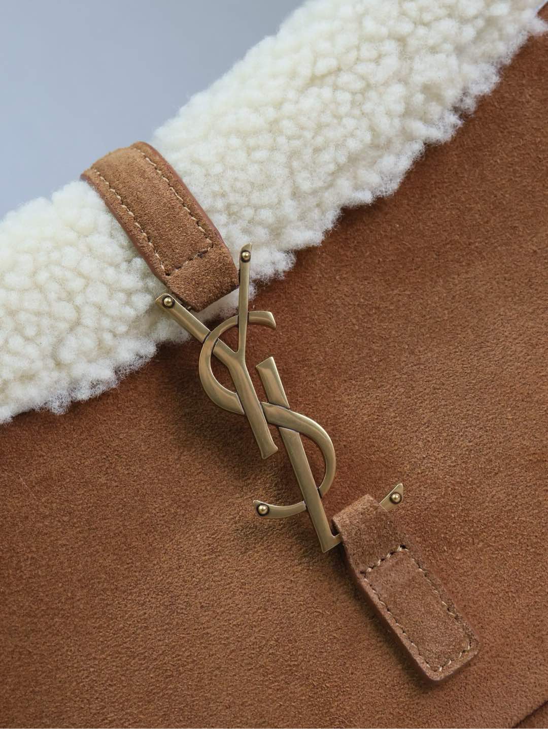 SAINT LAURENT LE 5 À 7 SHOULDER BAG 25 IN BROWNIE SUEDE AND WHITE SHEARLING TRIM