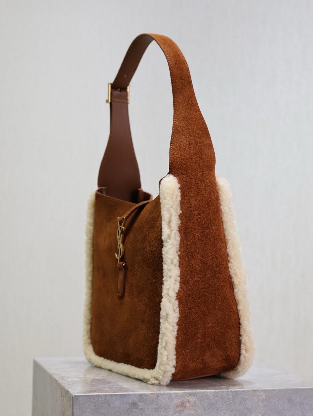 SAINT LAURENT LE 5 À 7 SMALL SUPPLE 23 IN AMBER ORANGE SUEDE AND WHITE LAMB FUR TRIM