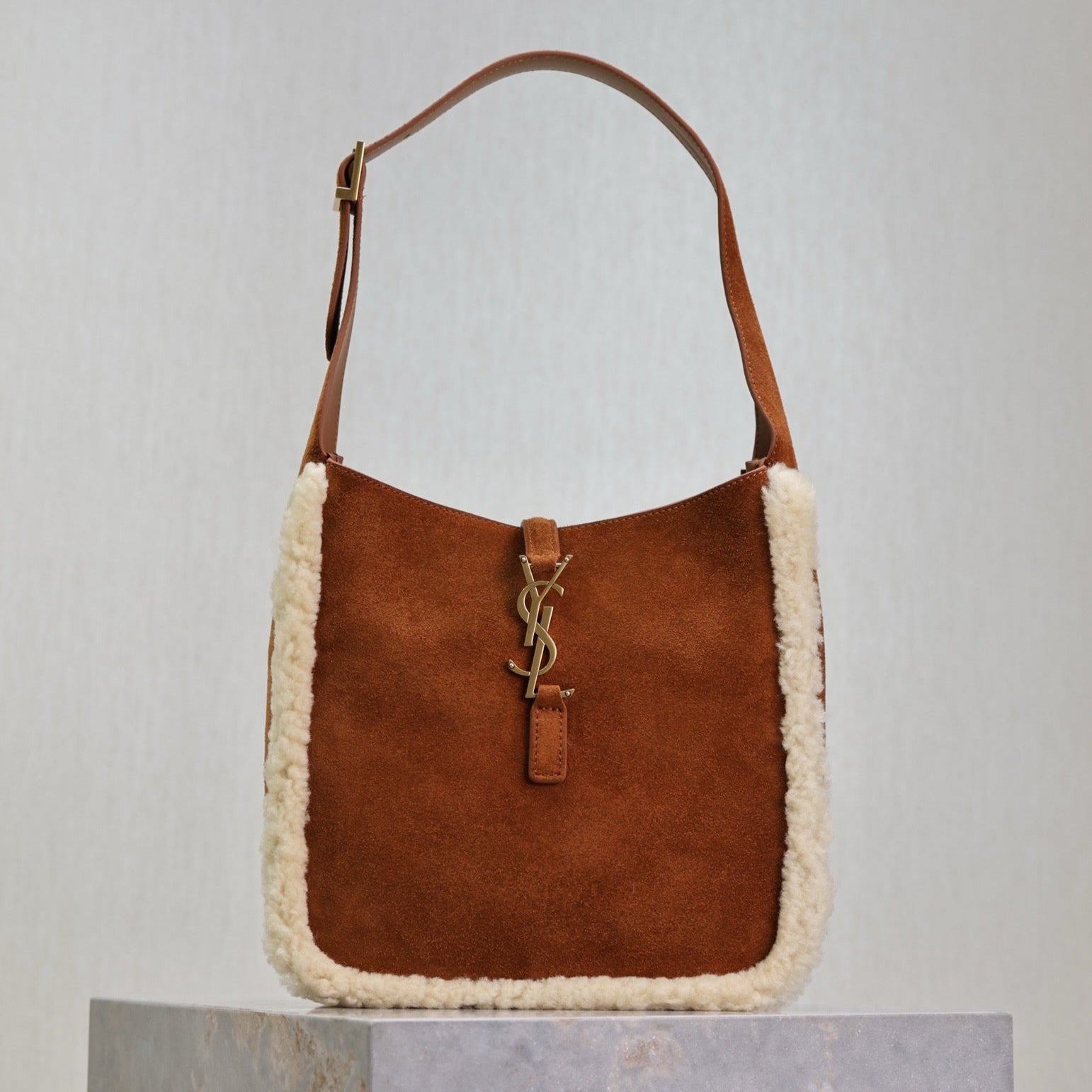 SAINT LAURENT LE 5 À 7 SMALL SUPPLE 23 IN AMBER ORANGE SUEDE AND WHITE LAMB FUR TRIM