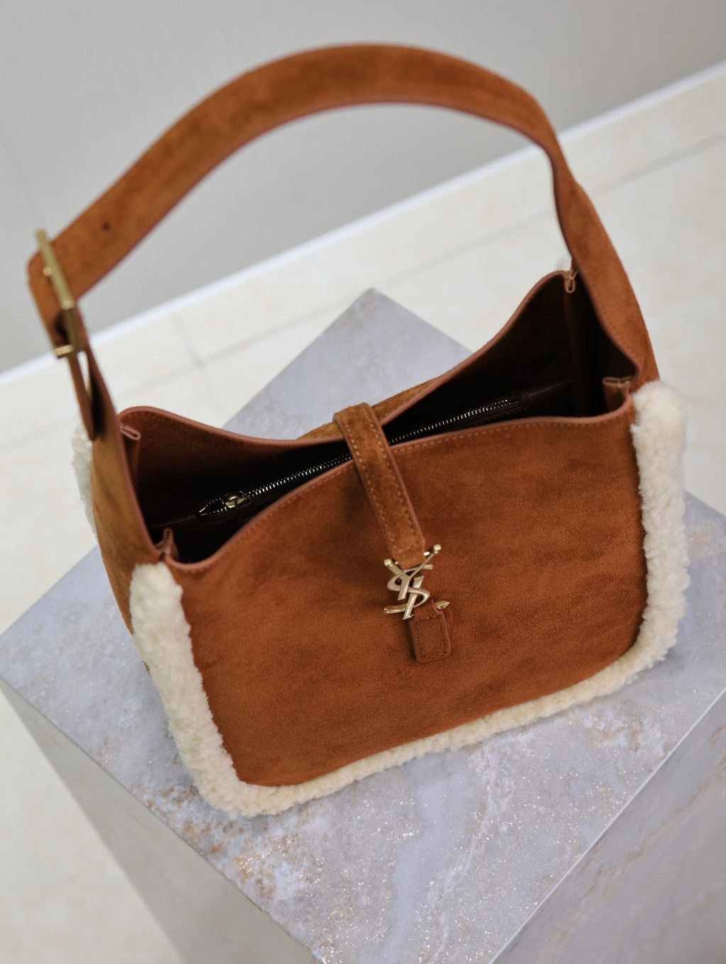 SAINT LAURENT LE 5 À 7 SMALL SUPPLE 23 IN AMBER ORANGE SUEDE AND WHITE LAMB FUR TRIM