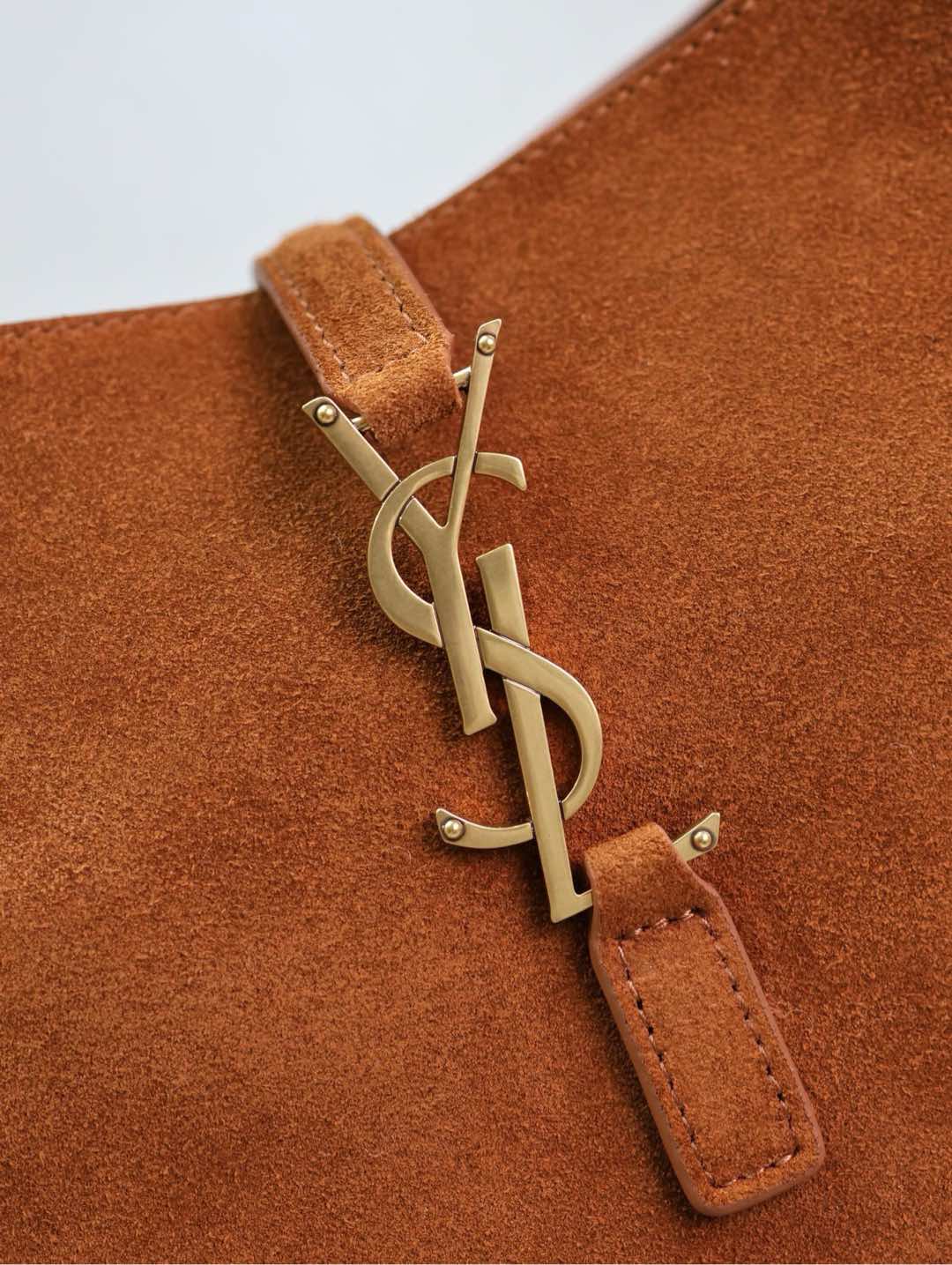 SAINT LAURENT LE 5 À 7 SMALL SUPPLE 23 IN AMBER ORANGE SUEDE AND WHITE LAMB FUR TRIM