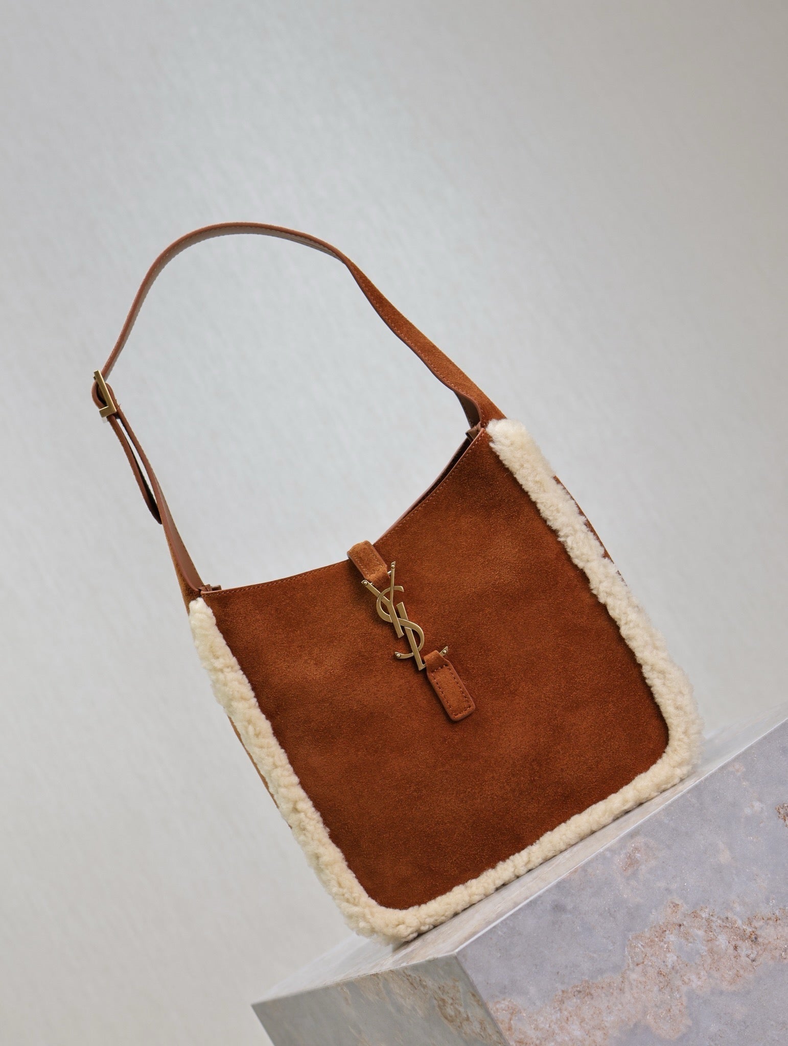 SAINT LAURENT LE 5 À 7 SMALL SUPPLE 23 IN AMBER ORANGE SUEDE AND WHITE LAMB FUR TRIM