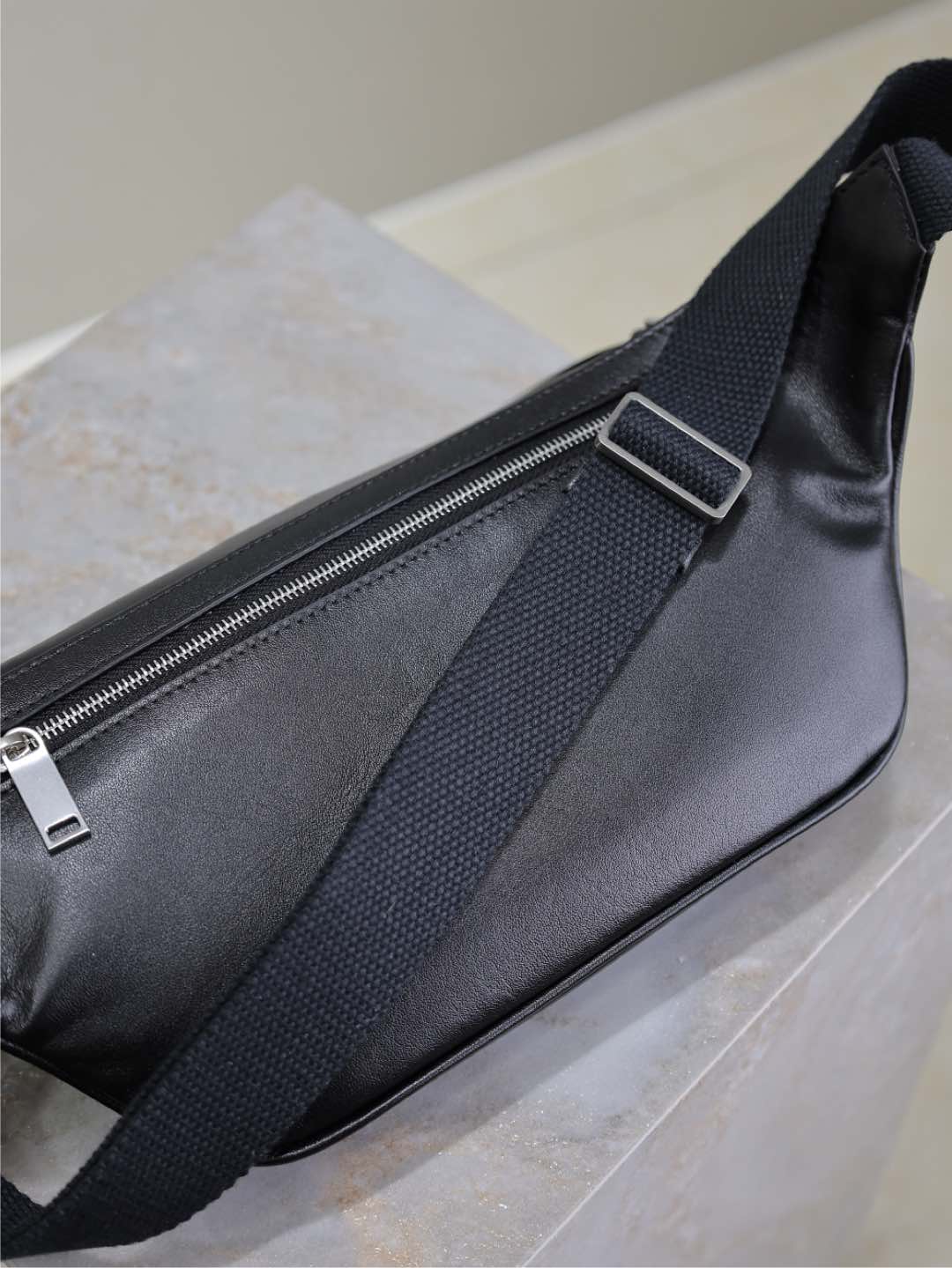 SAINT LAURENT CLASSIC CROSSBODY BAG 26 IN BLACK LAMBSKIN