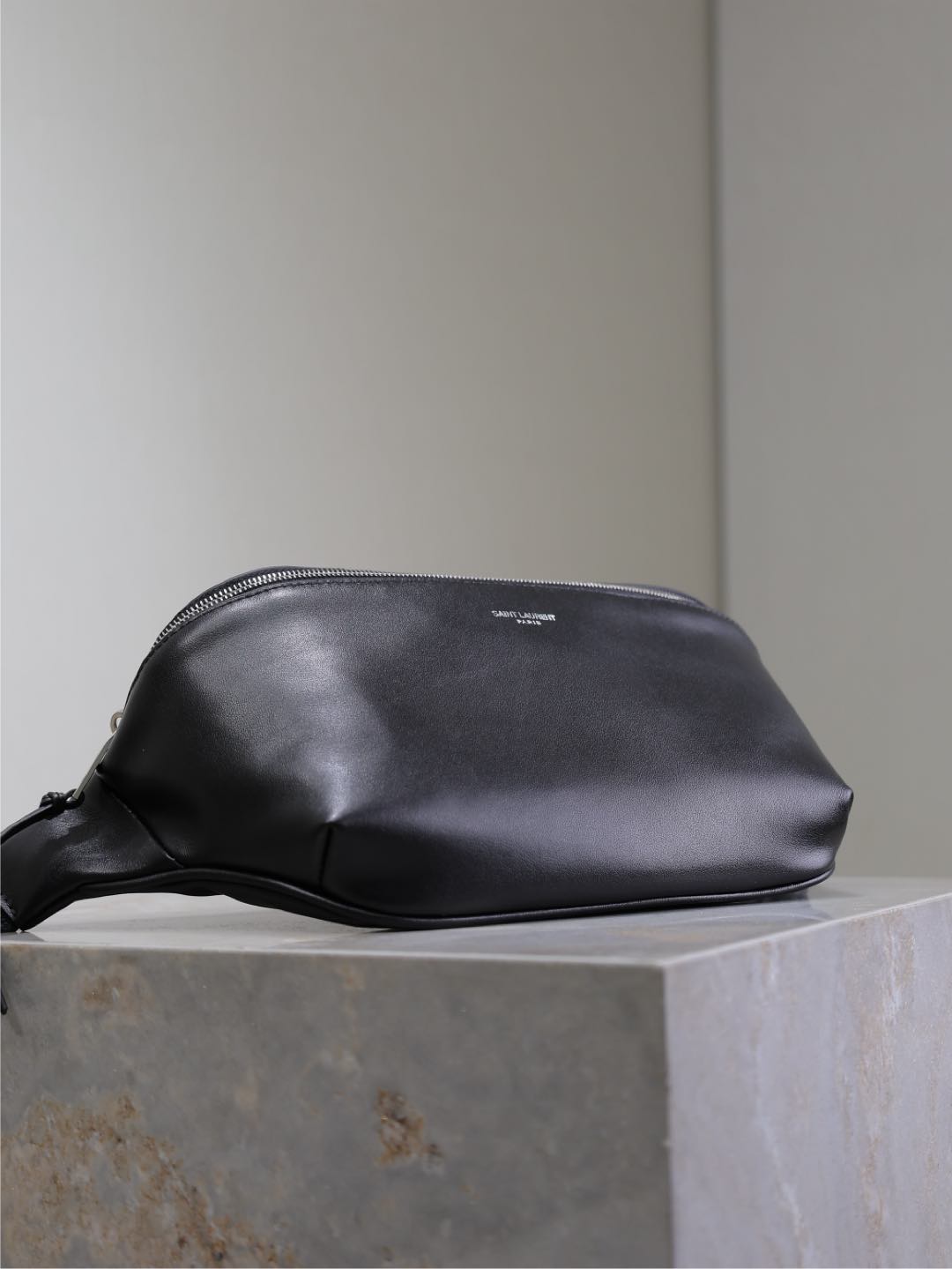 SAINT LAURENT CLASSIC CROSSBODY BAG 26 IN BLACK LAMBSKIN