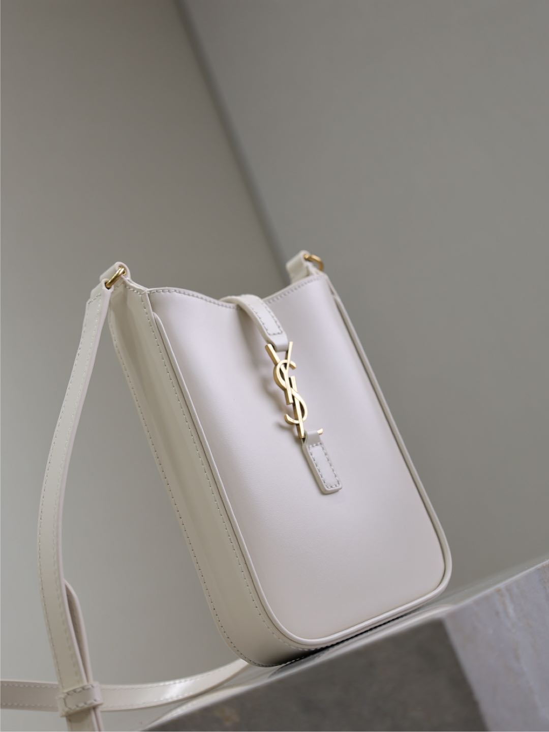 SAINT LAURENT LE 5 À 7 PHONE BAG 18 IN WHITE CALFSKIN