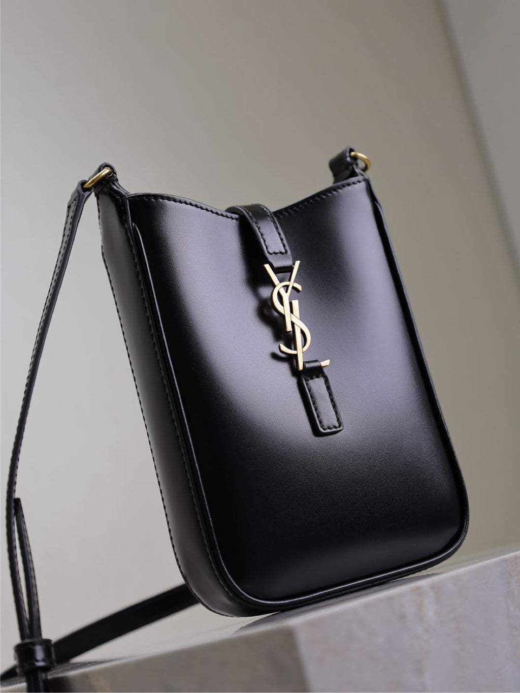SAINT LAURENT LE 5 À 7 PHONE BAG 18 IN BLACK CALFSKIN