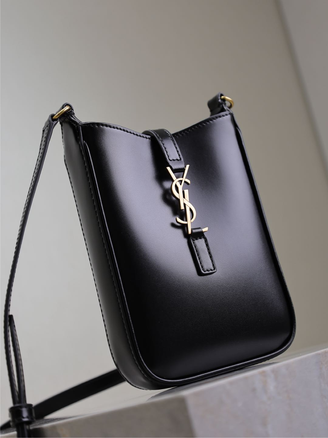 SAINT LAURENT LE 5 À 7 PHONE BAG 18 IN BLACK CALFSKIN