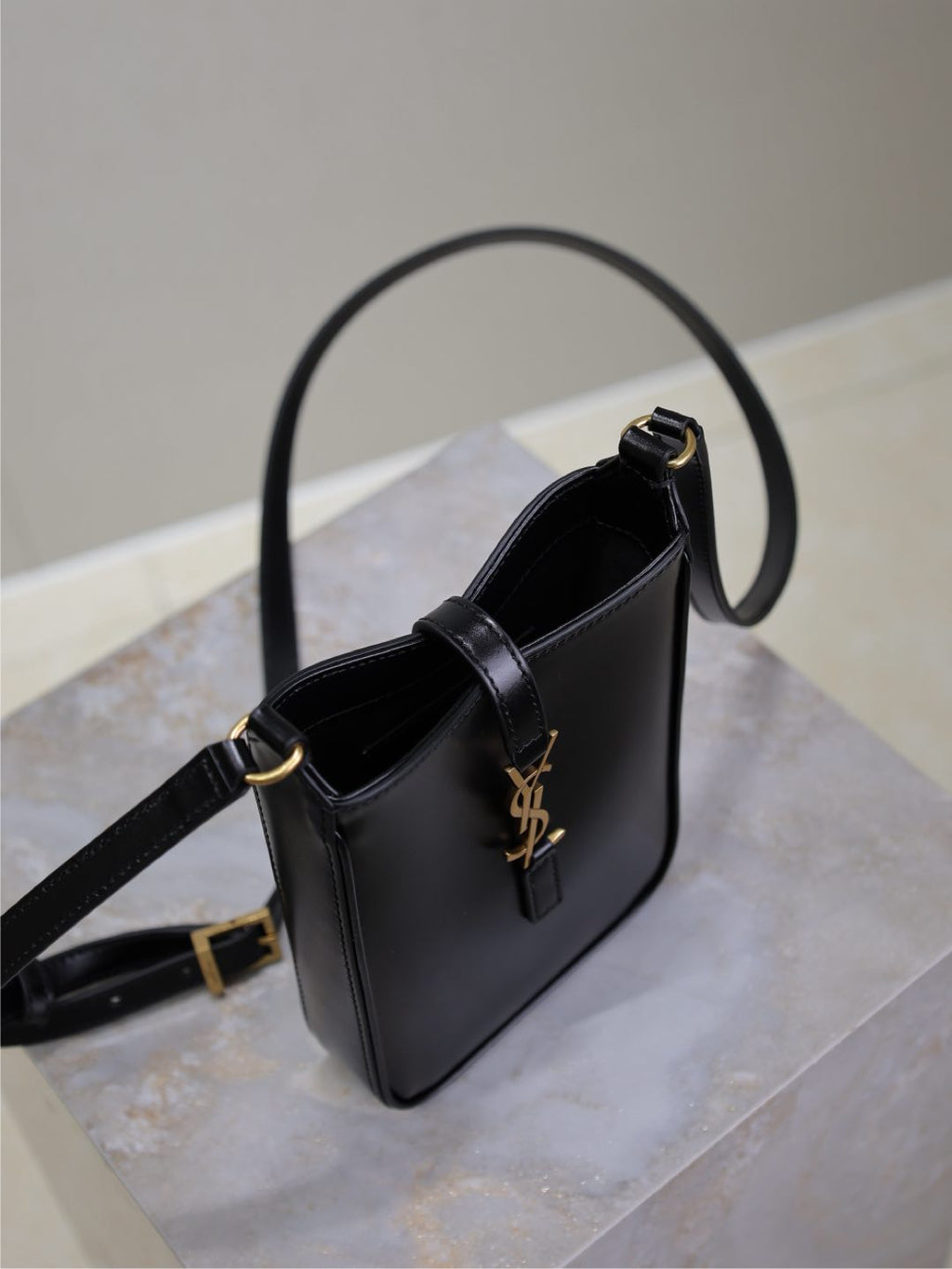 SAINT LAURENT LE 5 À 7 PHONE BAG 18 IN BLACK CALFSKIN