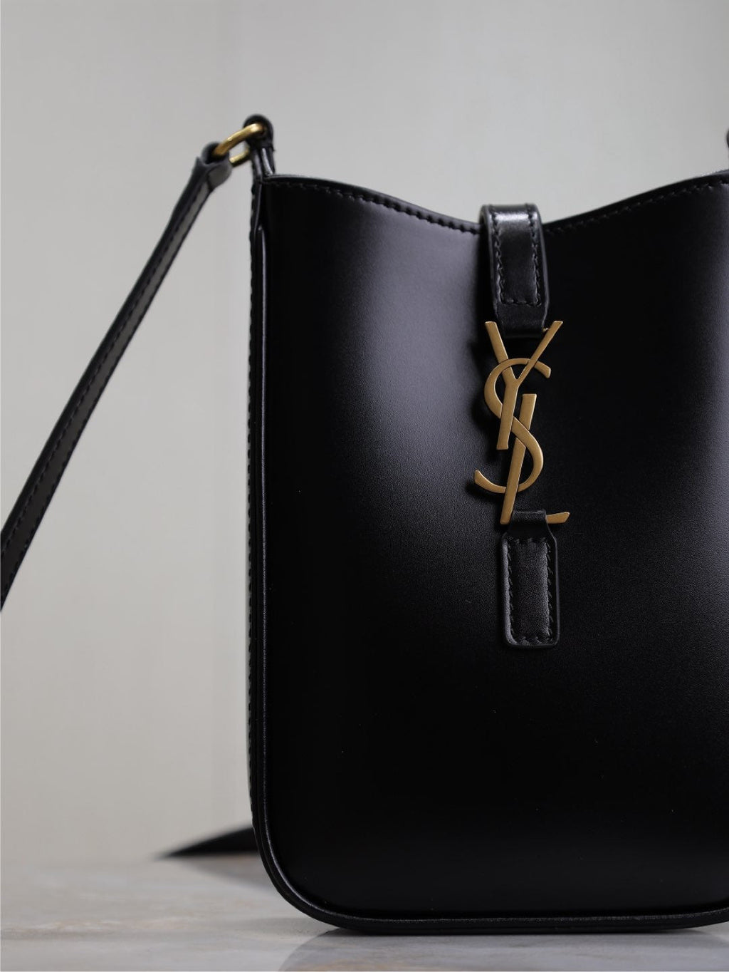 SAINT LAURENT LE 5 À 7 PHONE BAG 18 IN BLACK CALFSKIN