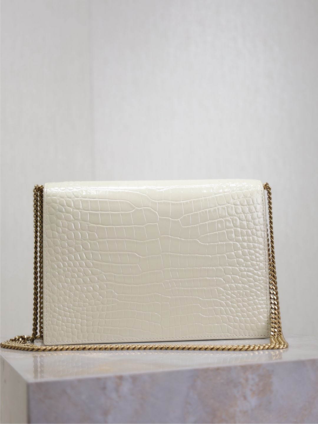 SAINT LAURENT CASSANDRA CHAIN BAG 22 IN WHITE CROCODILE PATTERN CALFSKIN GOLD HARDWARE
