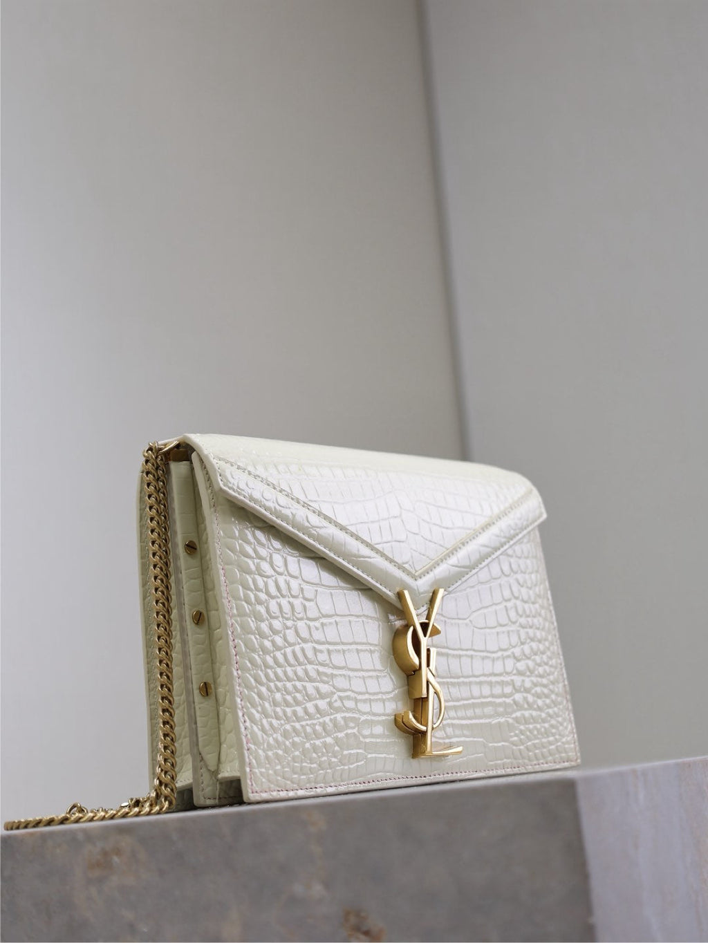 SAINT LAURENT CASSANDRA CHAIN BAG 22 IN WHITE CROCODILE PATTERN CALFSKIN GOLD HARDWARE