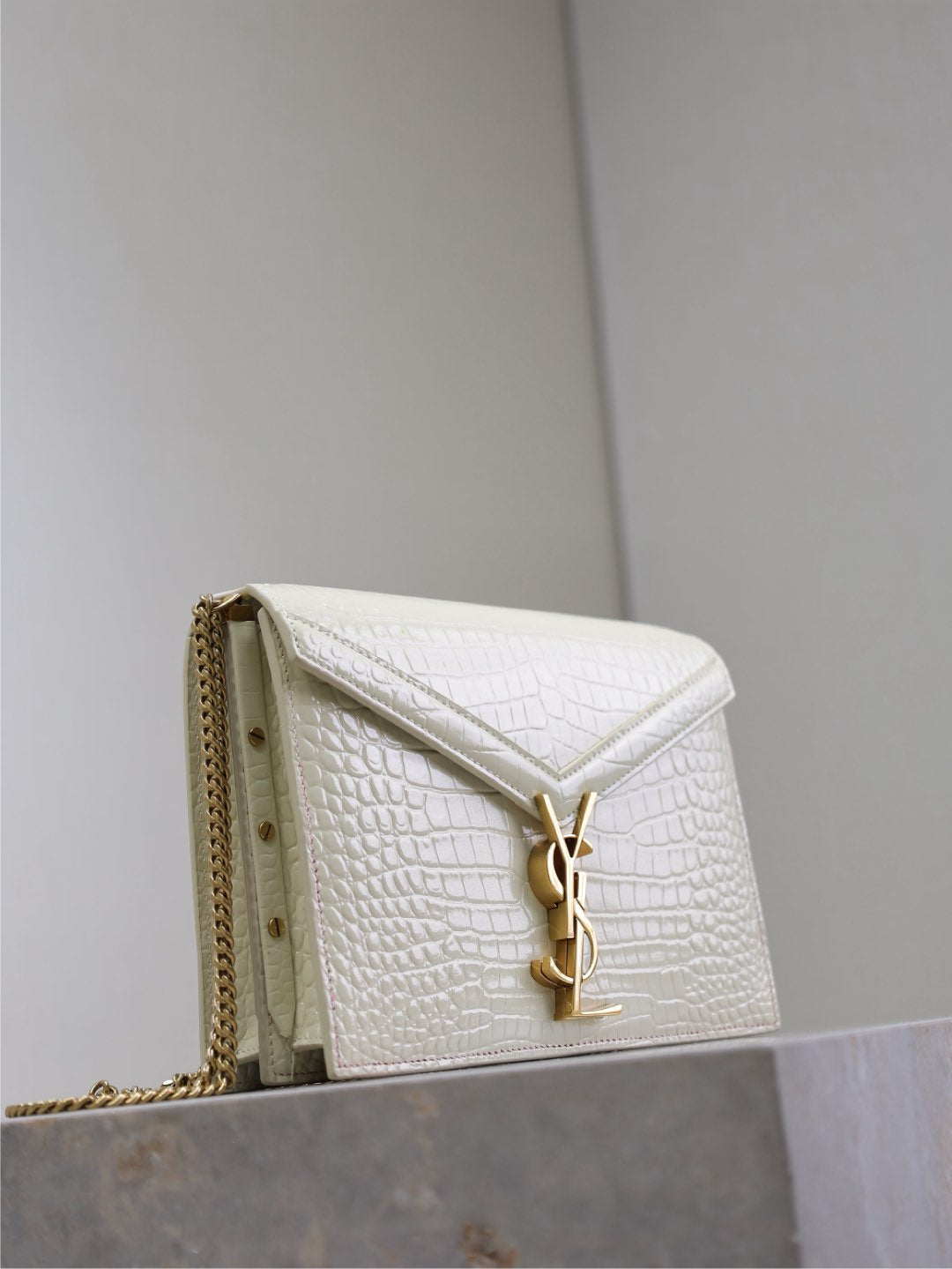 SAINT LAURENT CASSANDRA CHAIN BAG 22 IN WHITE CROCODILE PATTERN CALFSKIN GOLD HARDWARE
