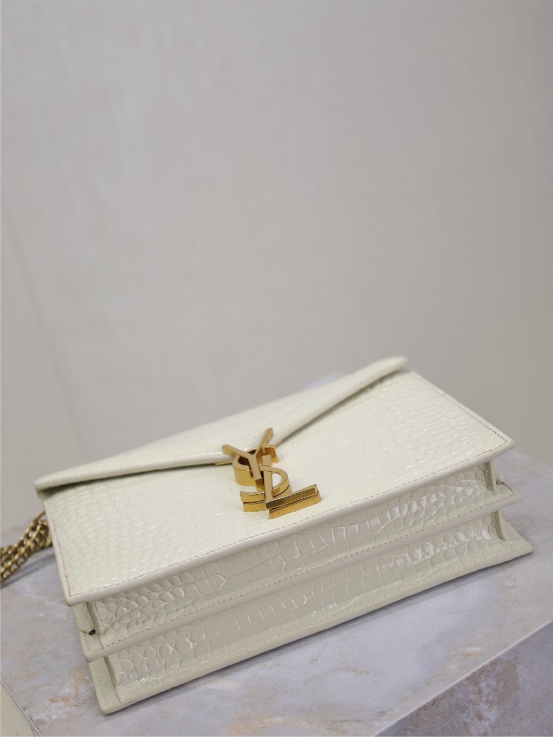 SAINT LAURENT CASSANDRA CHAIN BAG 22 IN WHITE CROCODILE PATTERN CALFSKIN GOLD HARDWARE