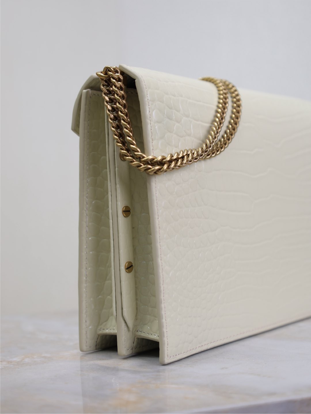 SAINT LAURENT CASSANDRA CHAIN BAG 22 IN WHITE CROCODILE PATTERN CALFSKIN GOLD HARDWARE
