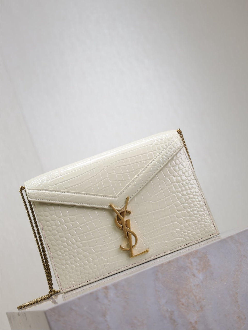 SAINT LAURENT CASSANDRA CHAIN BAG 22 IN WHITE CROCODILE PATTERN CALFSKIN GOLD HARDWARE