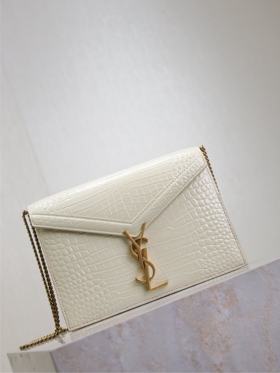 SAINT LAURENT CASSANDRA CHAIN BAG 22 IN WHITE CROCODILE PATTERN CALFSKIN GOLD HARDWARE