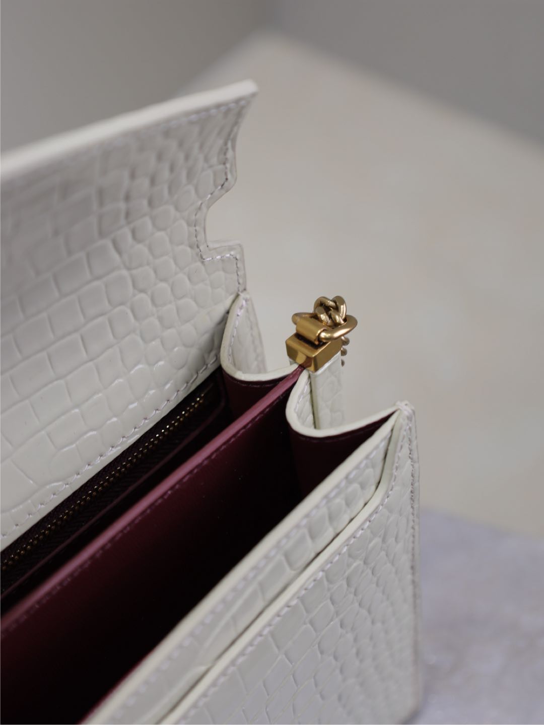 SAINT LAURENT CASSANDRA CHAIN BAG 22 IN WHITE CROCODILE PATTERN CALFSKIN GOLD HARDWARE