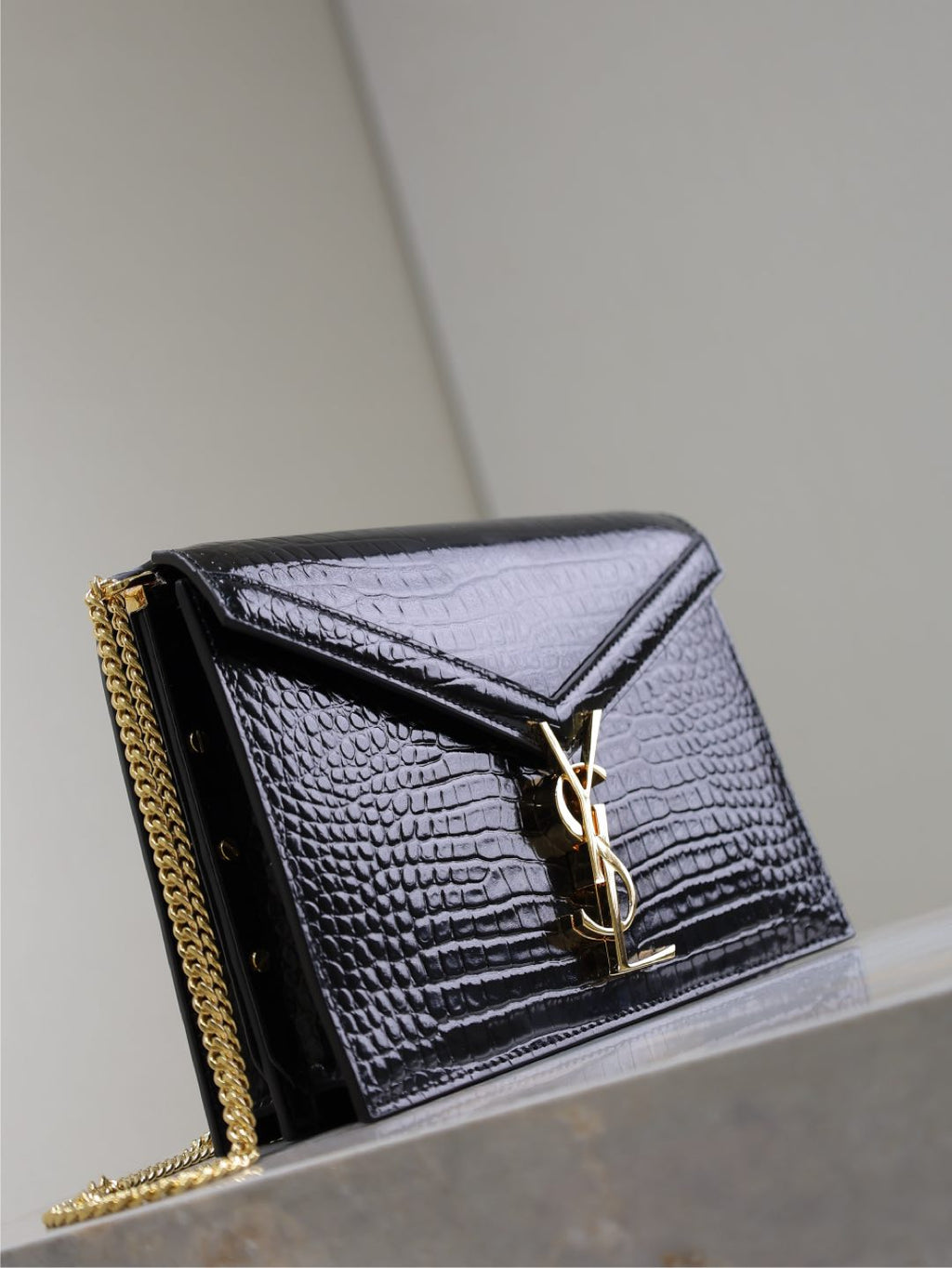 SAINT LAURENT CASSANDRA CHAIN BAG 22 IN BLACK CROCODILE PATTERN CALFSKIN GOLD HARDWARE