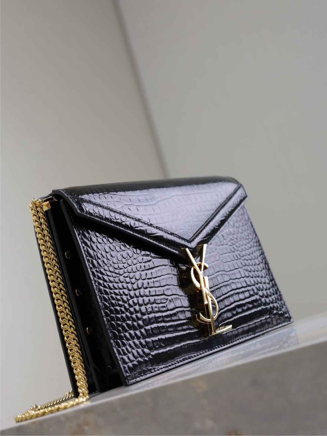 SAINT LAURENT CASSANDRA CHAIN BAG 22 IN BLACK CROCODILE PATTERN CALFSKIN GOLD HARDWARE