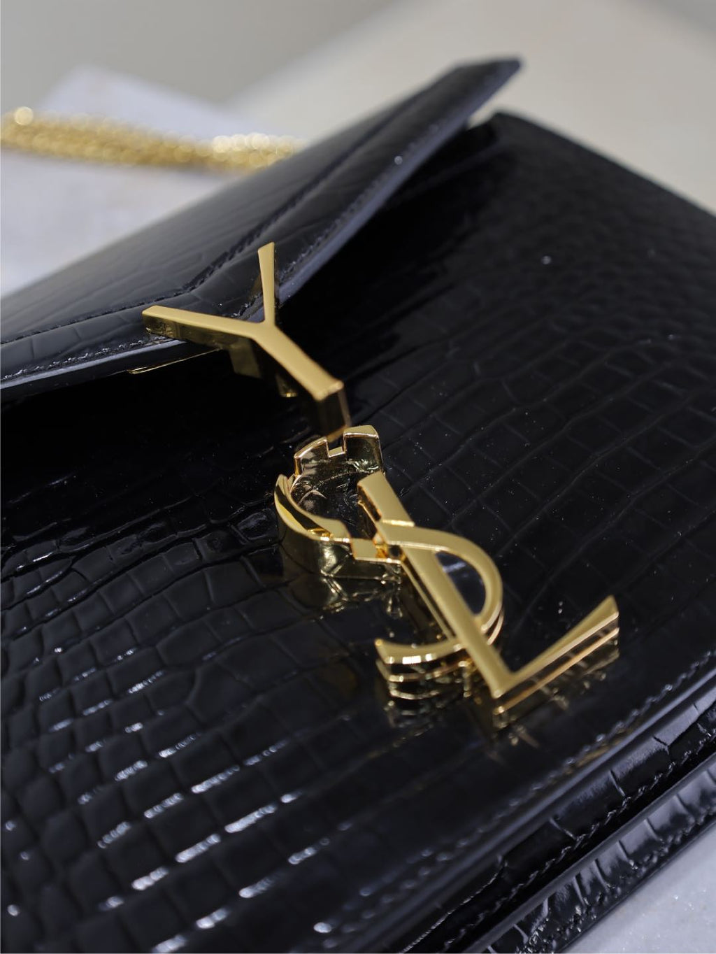 SAINT LAURENT CASSANDRA CHAIN BAG 22 IN BLACK CROCODILE PATTERN CALFSKIN GOLD HARDWARE
