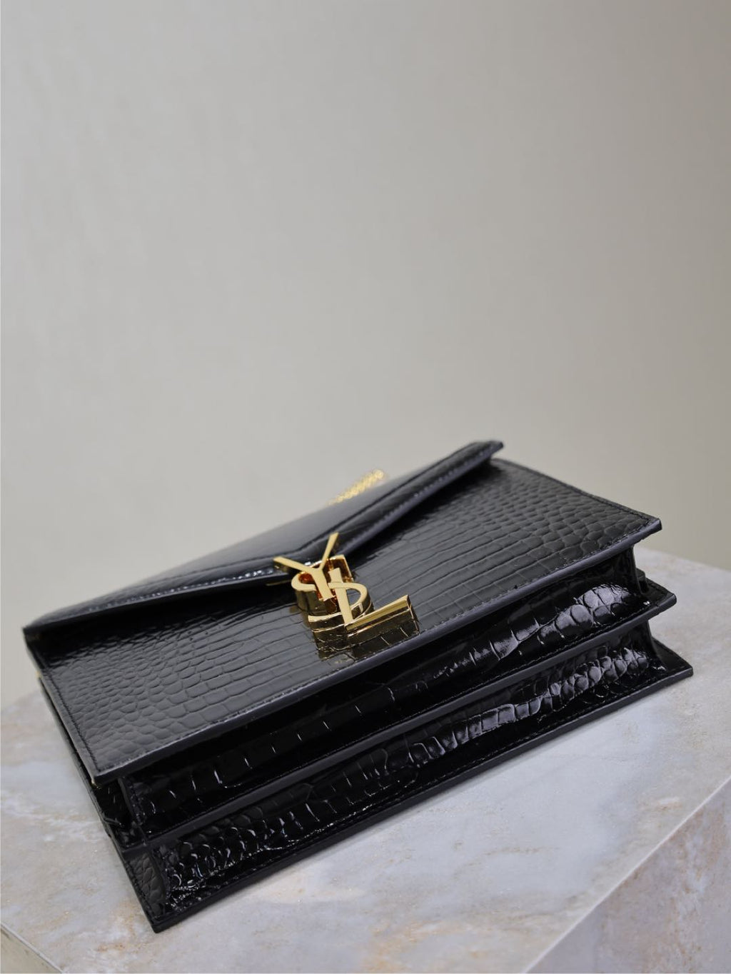 SAINT LAURENT CASSANDRA CHAIN BAG 22 IN BLACK CROCODILE PATTERN CALFSKIN GOLD HARDWARE