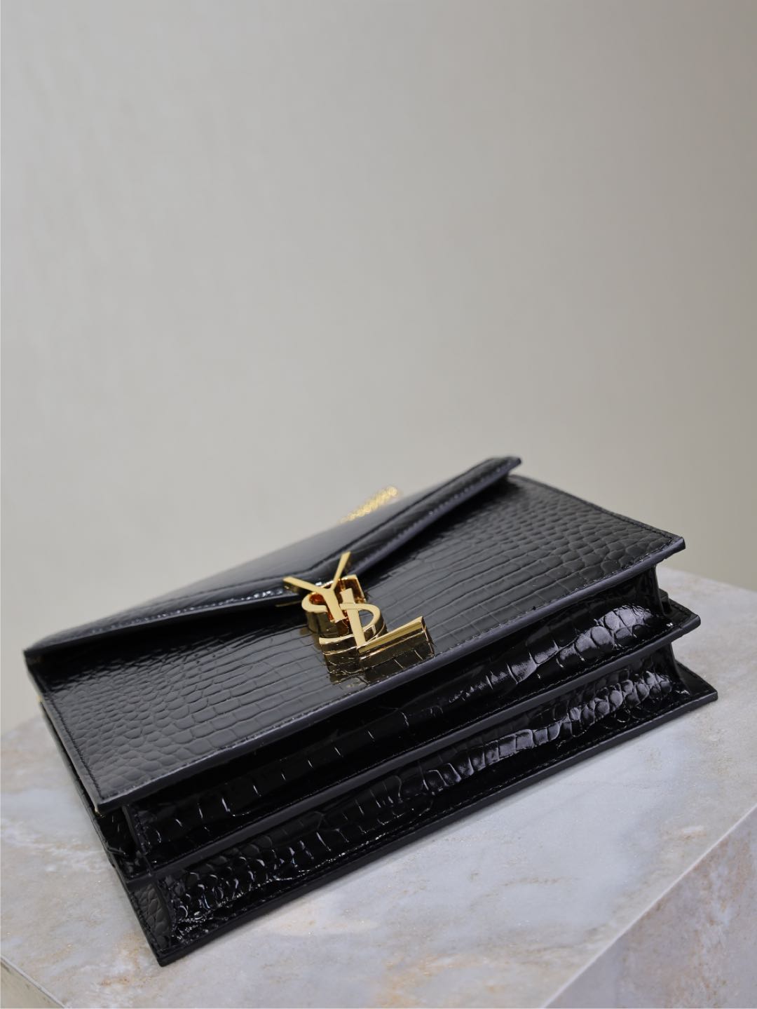 SAINT LAURENT CASSANDRA CHAIN BAG 22 IN BLACK CROCODILE PATTERN CALFSKIN GOLD HARDWARE
