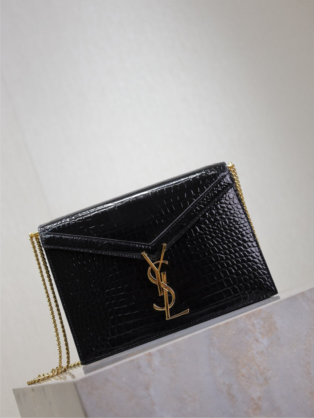 SAINT LAURENT CASSANDRA CHAIN BAG 22 IN BLACK CROCODILE PATTERN CALFSKIN GOLD HARDWARE