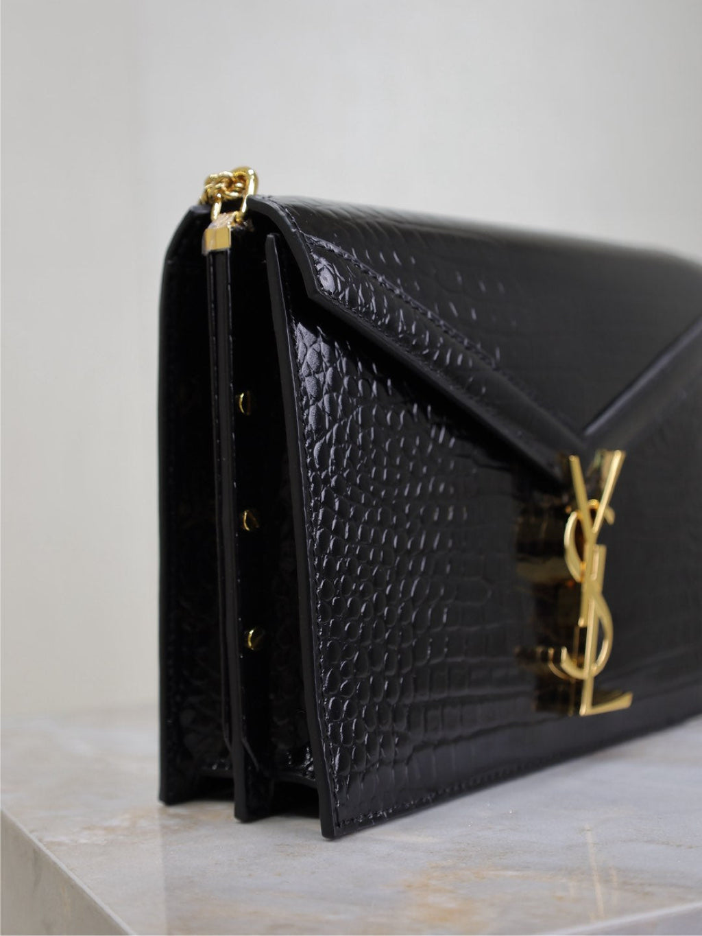 SAINT LAURENT CASSANDRA CHAIN BAG 22 IN BLACK CROCODILE PATTERN CALFSKIN GOLD HARDWARE