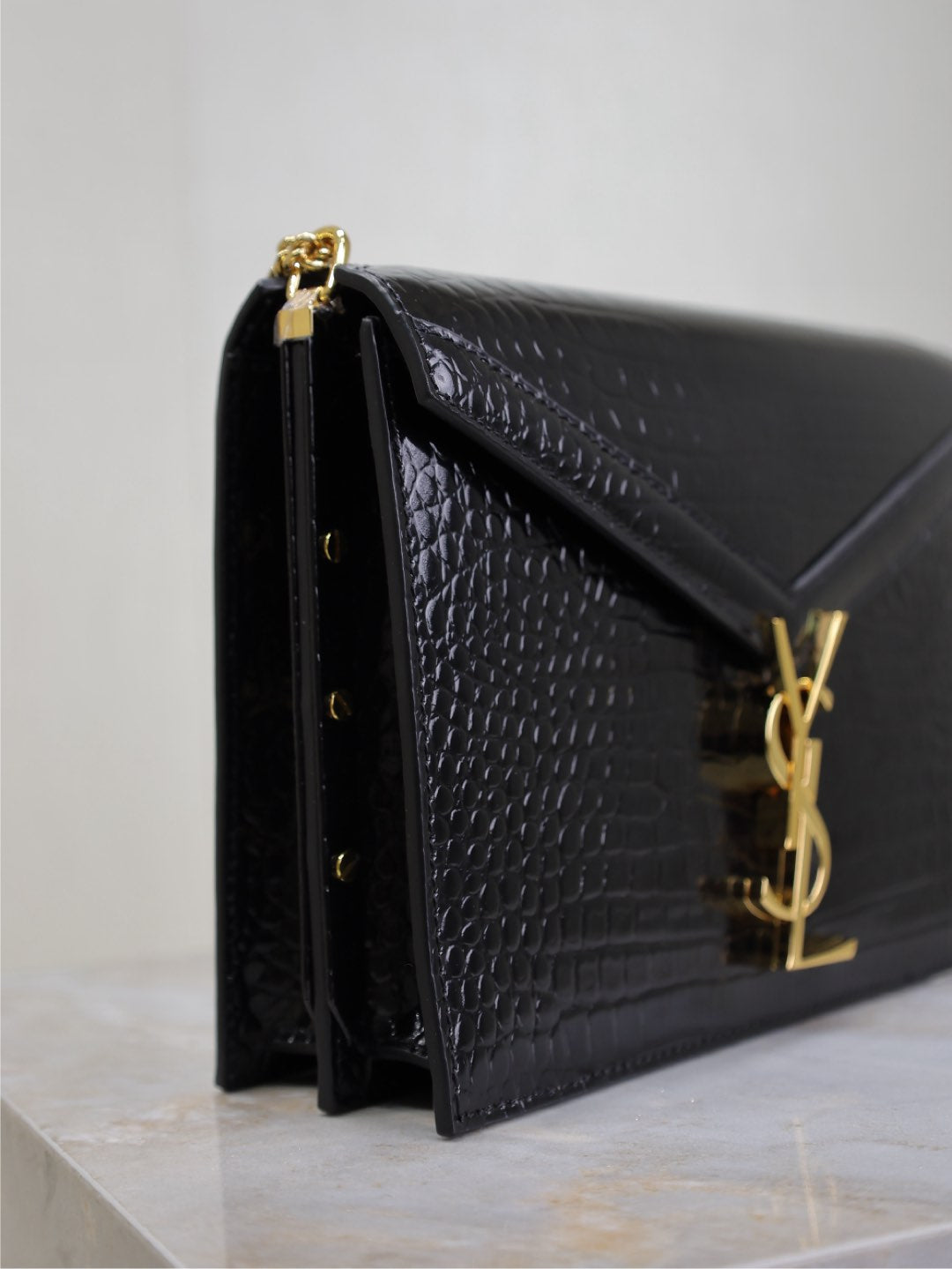 SAINT LAURENT CASSANDRA CHAIN BAG 22 IN BLACK CROCODILE PATTERN CALFSKIN GOLD HARDWARE