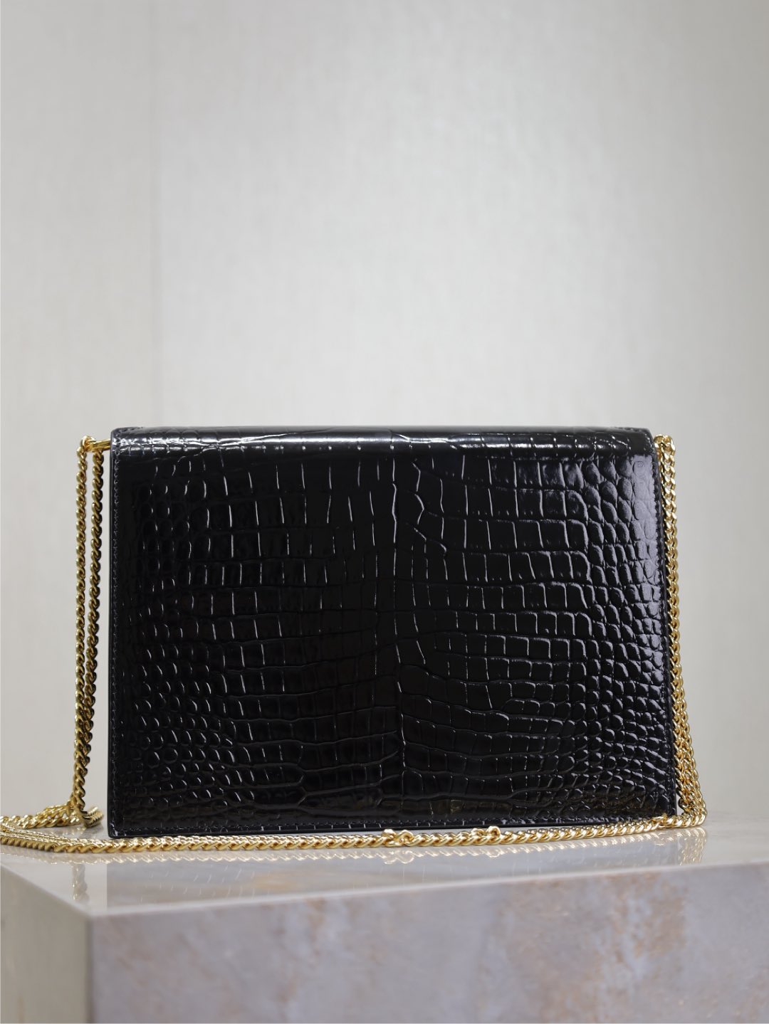 SAINT LAURENT CASSANDRA CHAIN BAG 22 IN BLACK CROCODILE PATTERN CALFSKIN GOLD HARDWARE