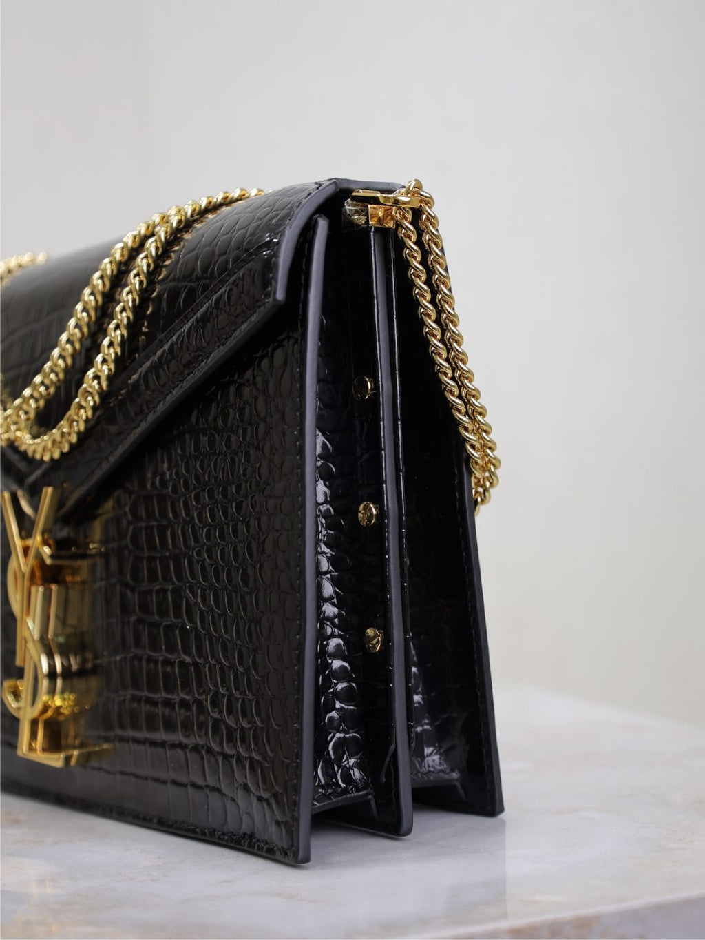 SAINT LAURENT CASSANDRA CHAIN BAG 22 IN BLACK CROCODILE PATTERN CALFSKIN GOLD HARDWARE