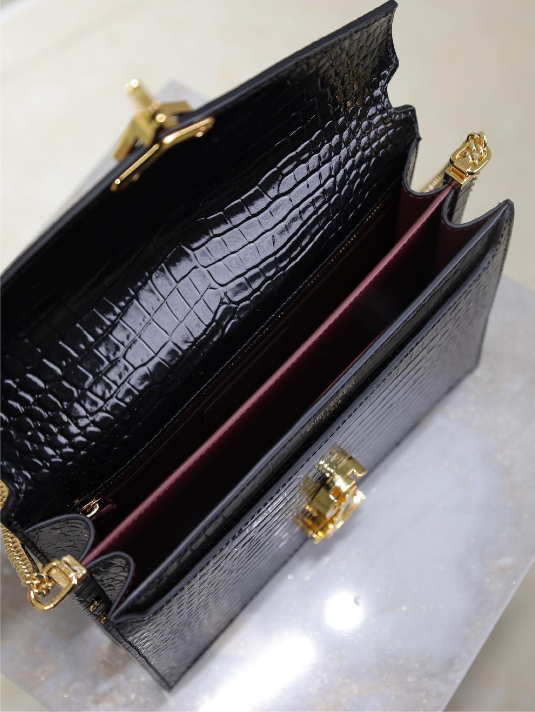 SAINT LAURENT CASSANDRA CHAIN BAG 22 IN BLACK CROCODILE PATTERN CALFSKIN GOLD HARDWARE