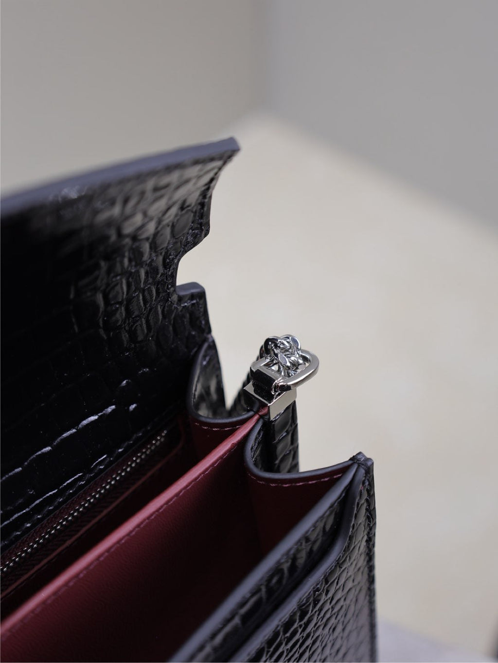 SAINT LAURENT CASSANDRA CHAIN BAG 22 IN BLACK CROCODILE PATTERN CALFSKIN SILVER HARDWARE