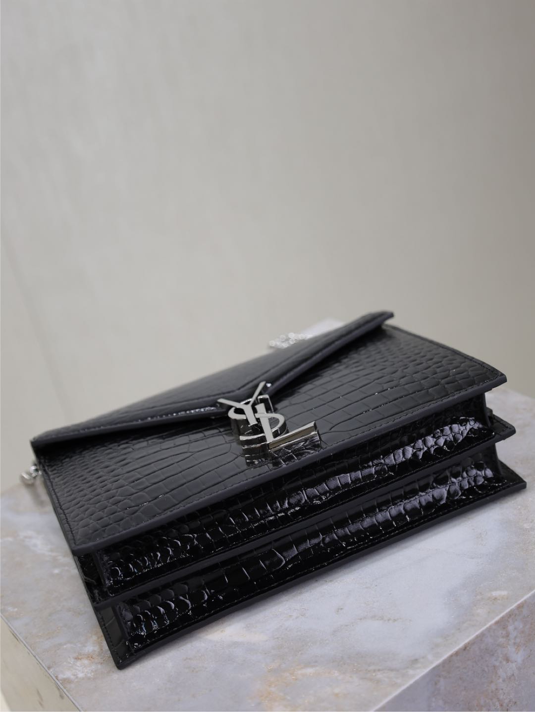 SAINT LAURENT CASSANDRA CHAIN BAG 22 IN BLACK CROCODILE PATTERN CALFSKIN SILVER HARDWARE
