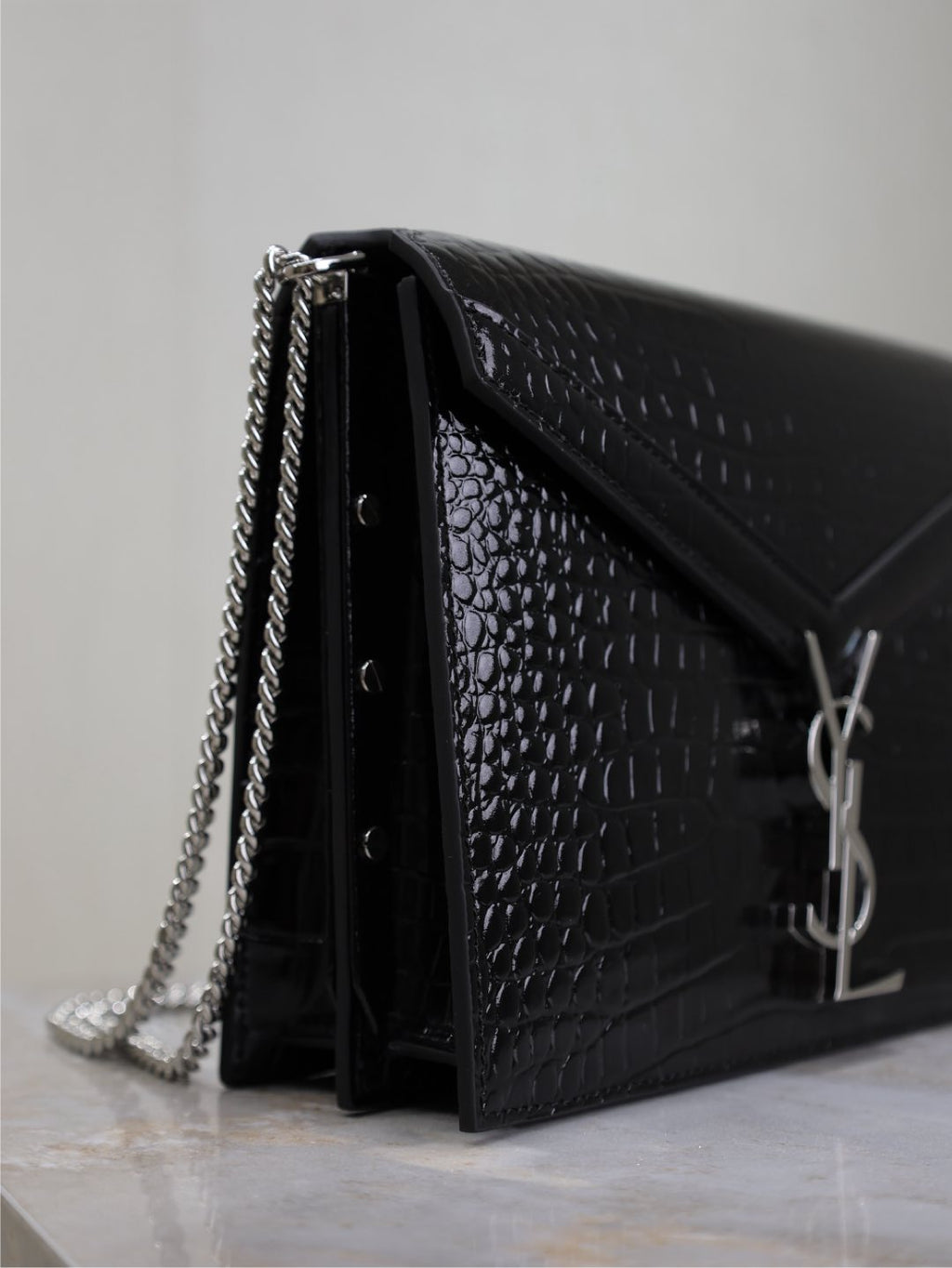 SAINT LAURENT CASSANDRA CHAIN BAG 22 IN BLACK CROCODILE PATTERN CALFSKIN SILVER HARDWARE